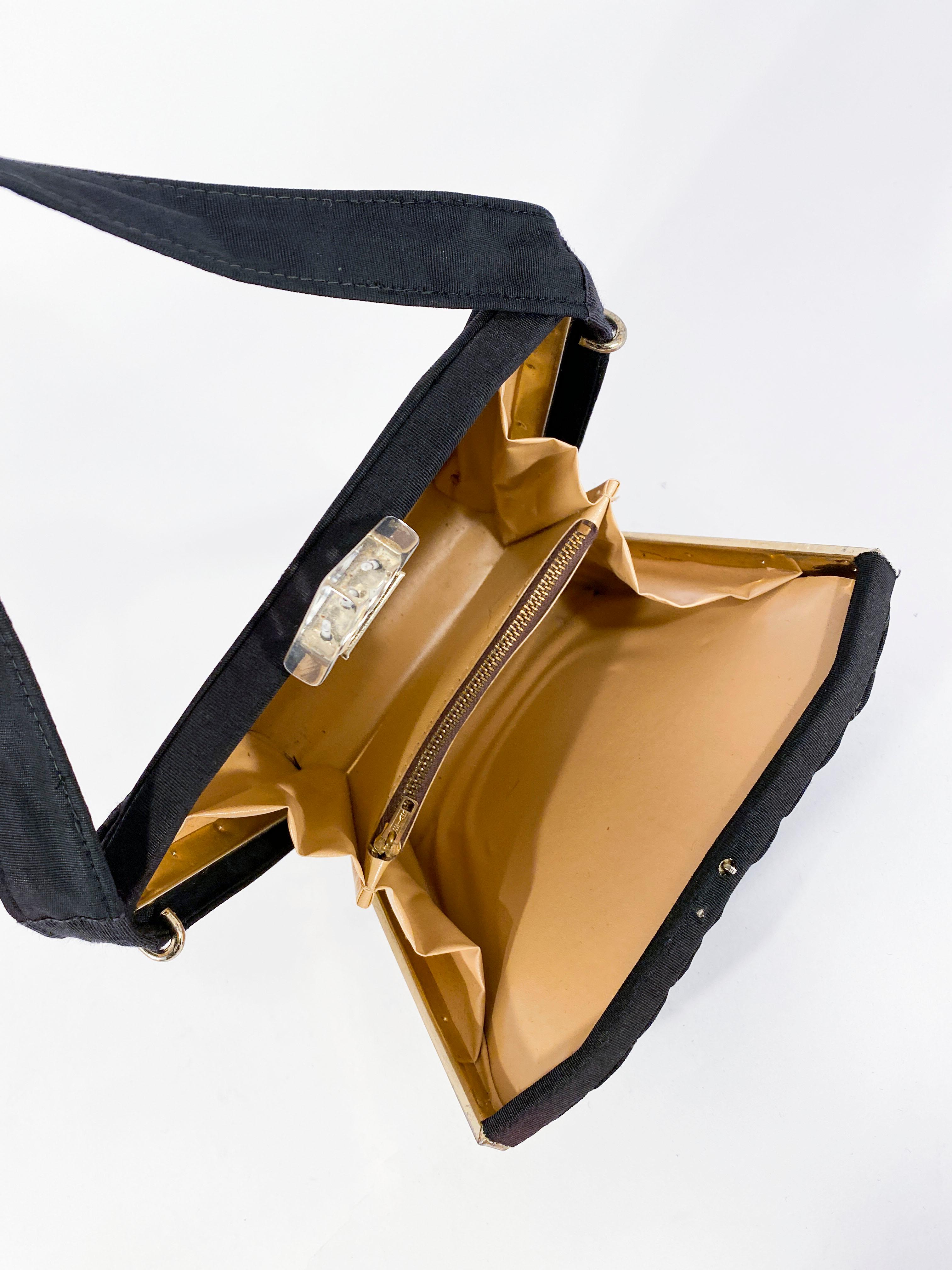 1930er Jahre Schwarze gesteppte Trapunto-Handtasche aus Twill mit Lucite-Verschluss im Angebot 3