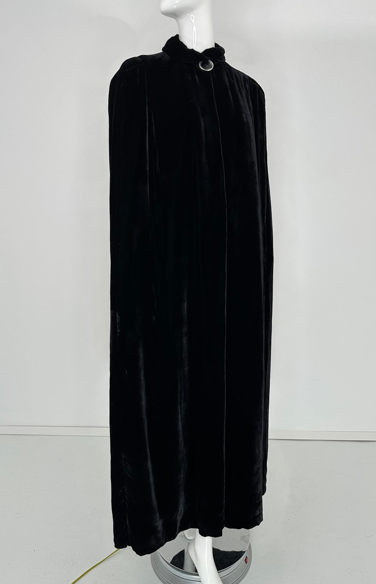 Mantella da sera in velluto nero degli anni '30 con colletto a balze e grande chiusura a bottoni in vendita 5