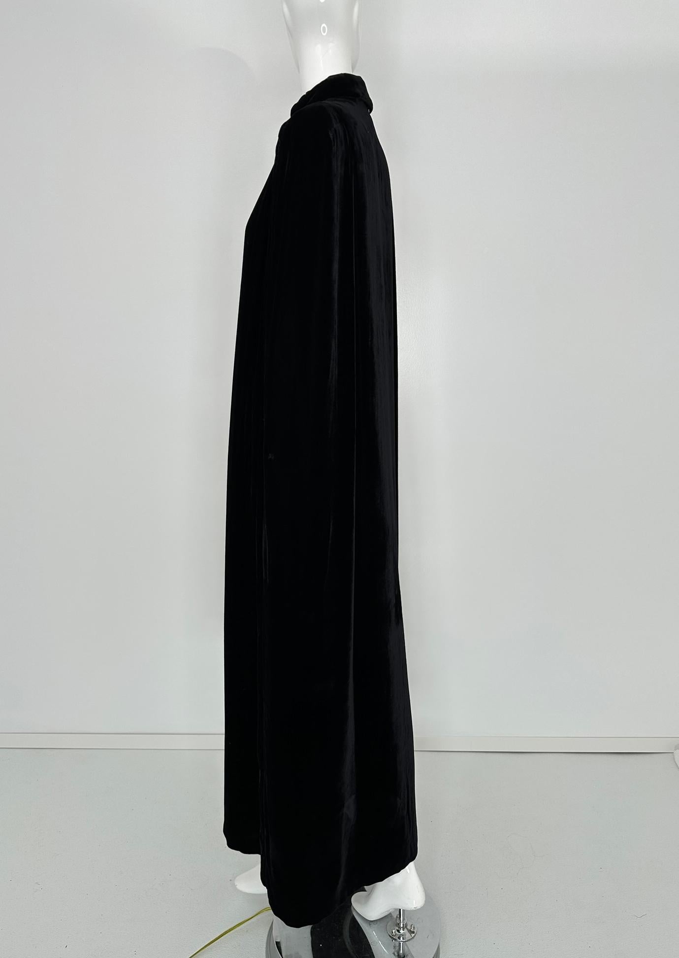 Mantella da sera in velluto nero degli anni '30 con colletto a balze e grande chiusura a bottoni In condizioni buone in vendita a West Palm Beach, FL
