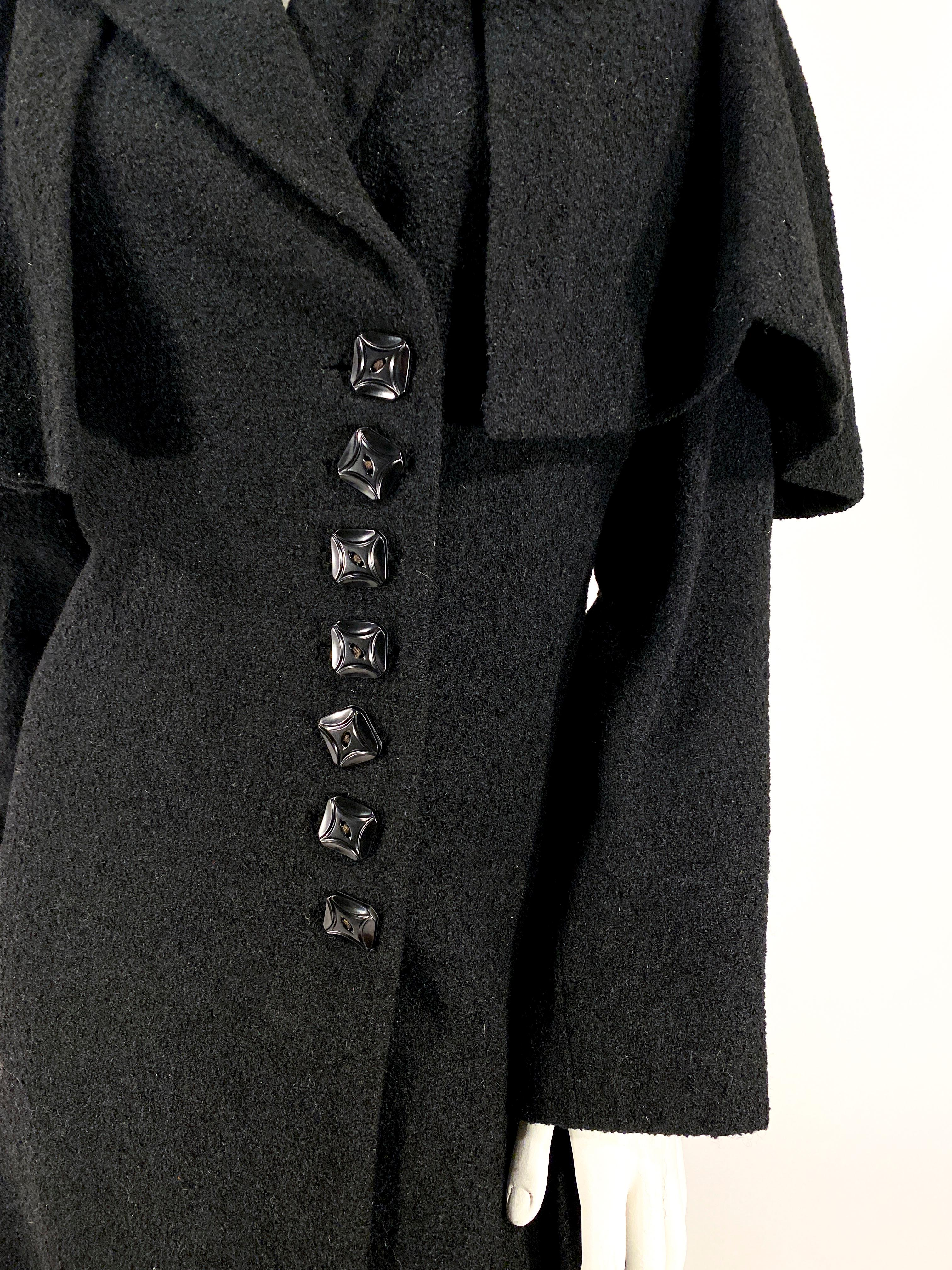 Schwarzer Wollmantel aus den 1930er Jahren mit Knopfleiste und Capelet Damen im Angebot