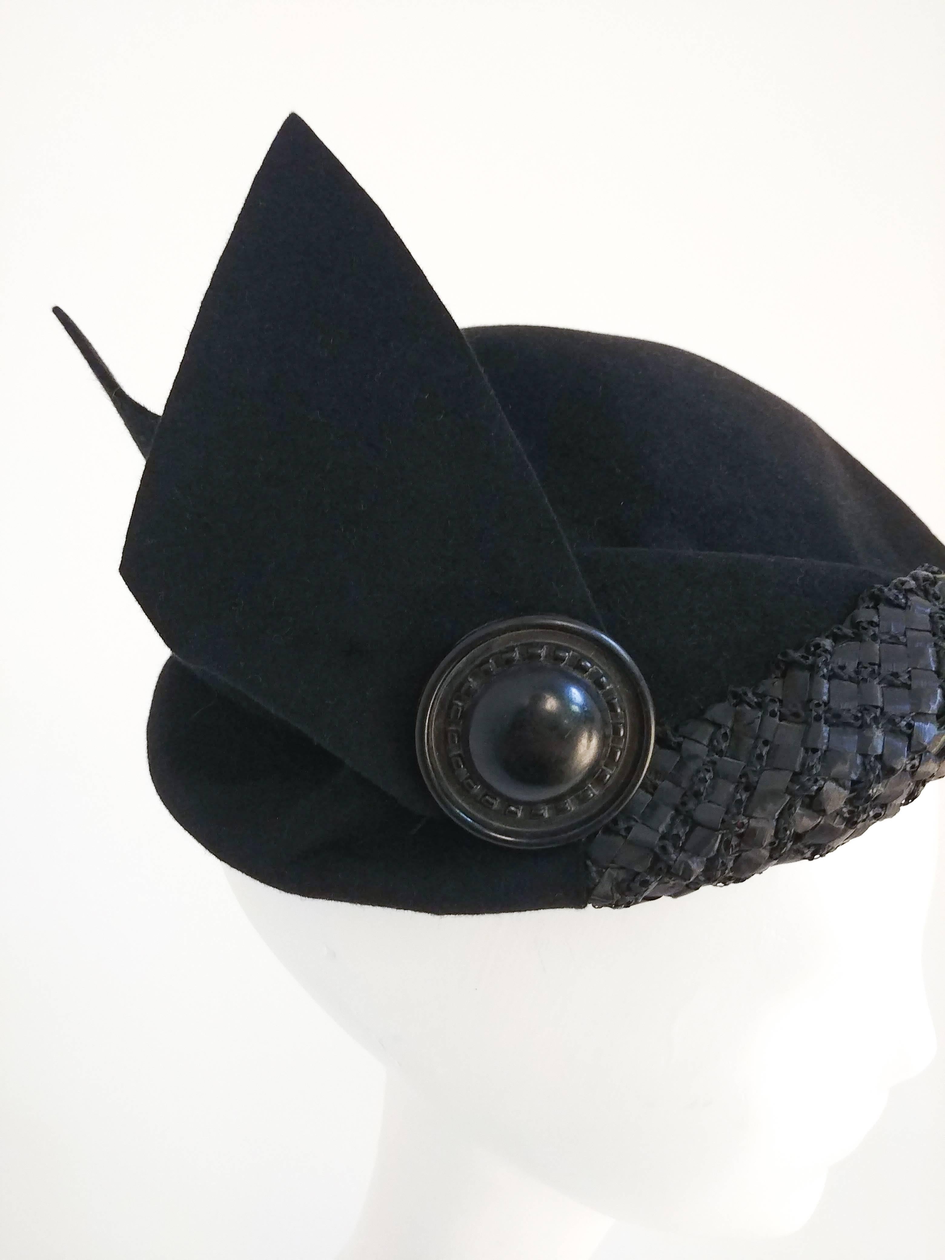 Schwarzer Hut aus schwarzer Wolle mit Raffia-Blume, 1930er Jahre  im Zustand „Gut“ im Angebot in San Francisco, CA