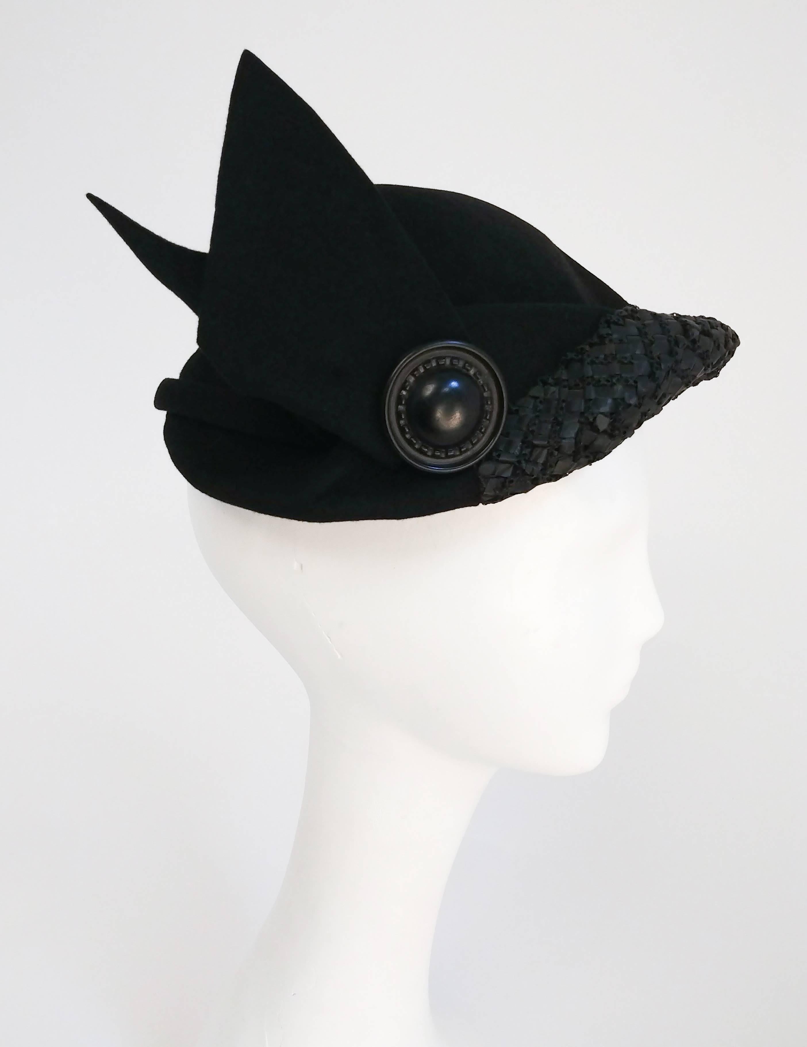Schwarzer Hut aus schwarzer Wolle mit Raffia-Blume, 1930er Jahre  Damen im Angebot
