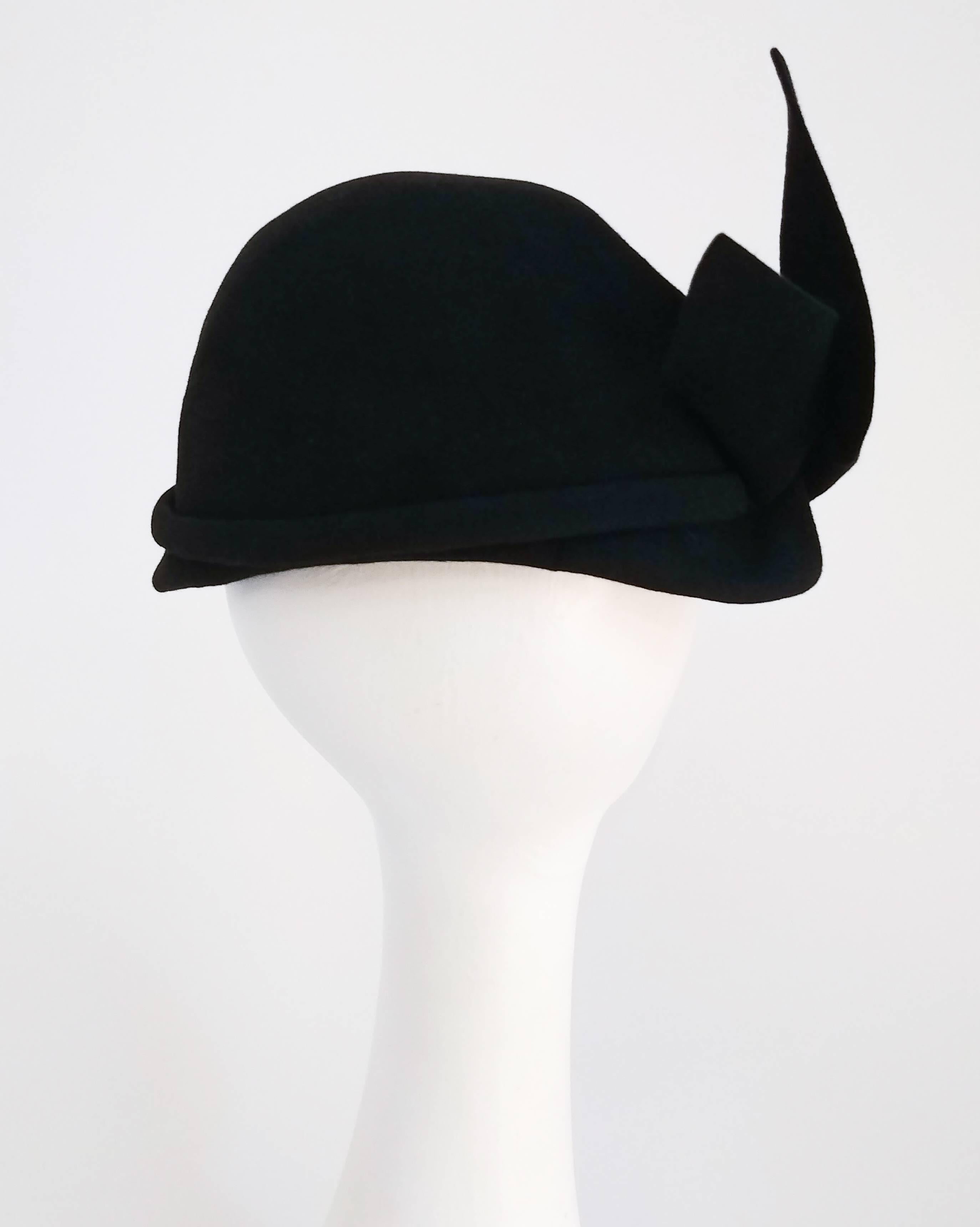 Schwarzer Hut aus schwarzer Wolle mit Raffia-Blume, 1930er Jahre  im Angebot 1