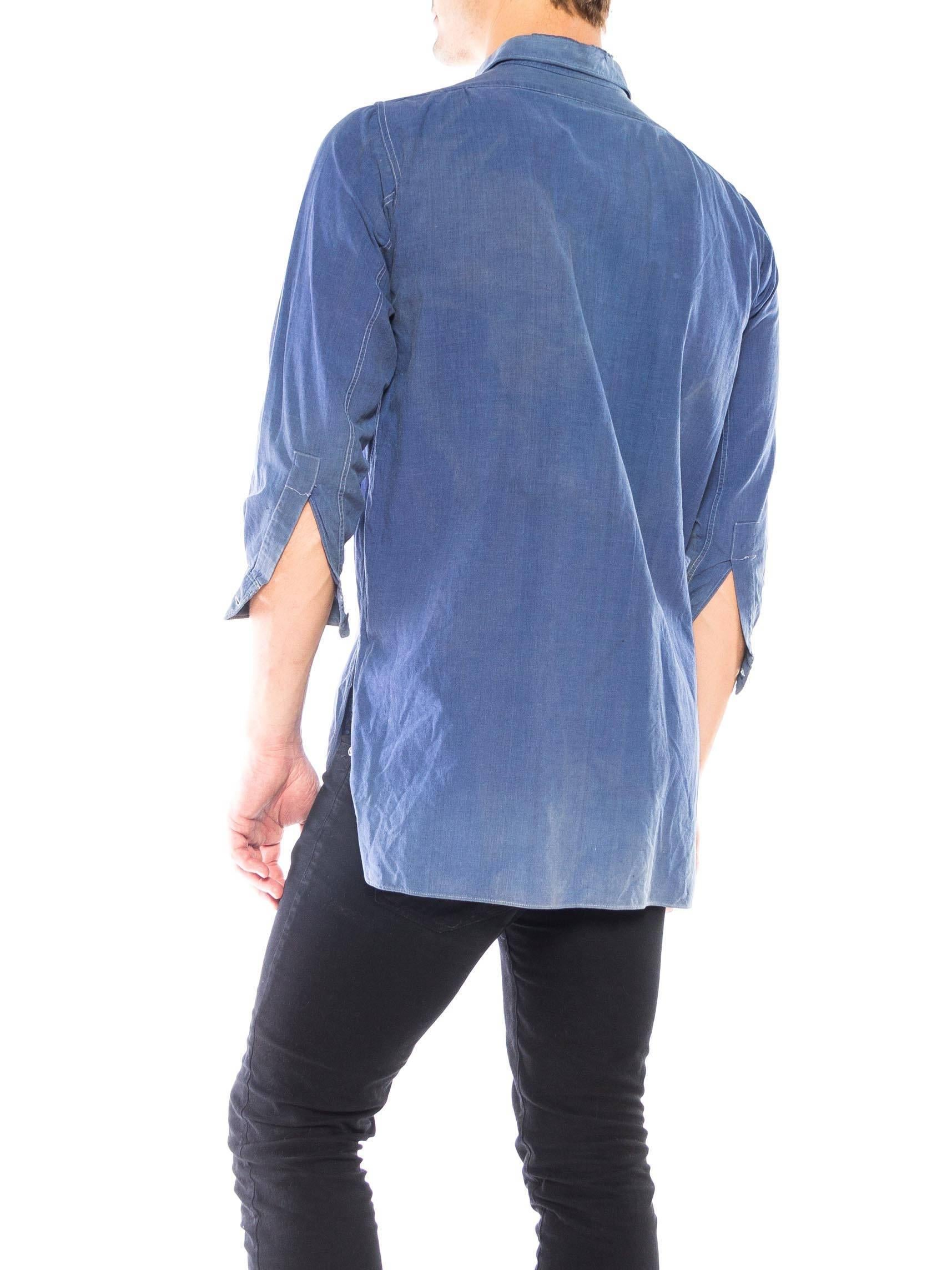 Blau, 1950er Jahre  Baumwolle Herren Workwear Pullover Shirt mit Patch-Taschen im Angebot 1