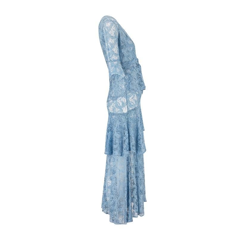 Questo romantico ensemble di abito e giacca in pizzo blu ragnatela degli anni '30 è lungo fino alle caviglie, mentre l'abito senza maniche è tagliato a colonna. L'abito ha una scollatura a V arrotondata e l'elemento della gonna ha un peplo