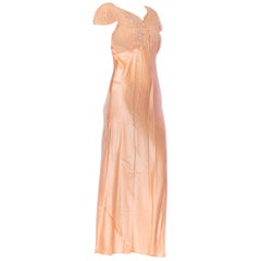 Seiden-Charmeuse-Slip-Kleid in Rosa mit schrägem Schnitt und durchsichtiger Stickerei, 1930er Jahre