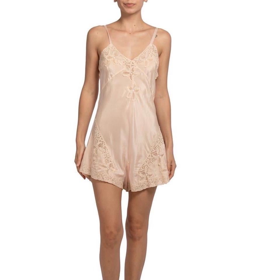1930S Blush Pink Bias Cut Silk Romper Slip With Lace Trim & Cut-Outs In Excellent Condition For Sale In New York, NY