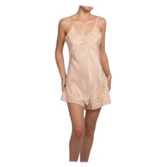 Sottoveste in seta tagliata in sbieco rosa blush 1930S con rifiniture in pizzo e ritagli