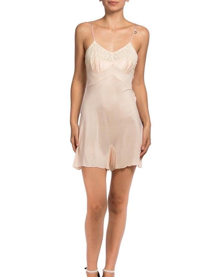 1930S Blush Pink Jersey Romper Slip With Lace Trim In Excellent Condition For Sale In New York, NY