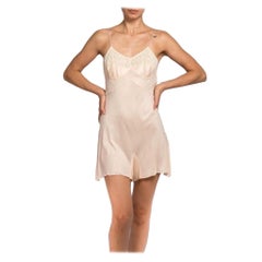 Sottoveste in jersey rosa fiammante 1930S con rifiniture in pizzo