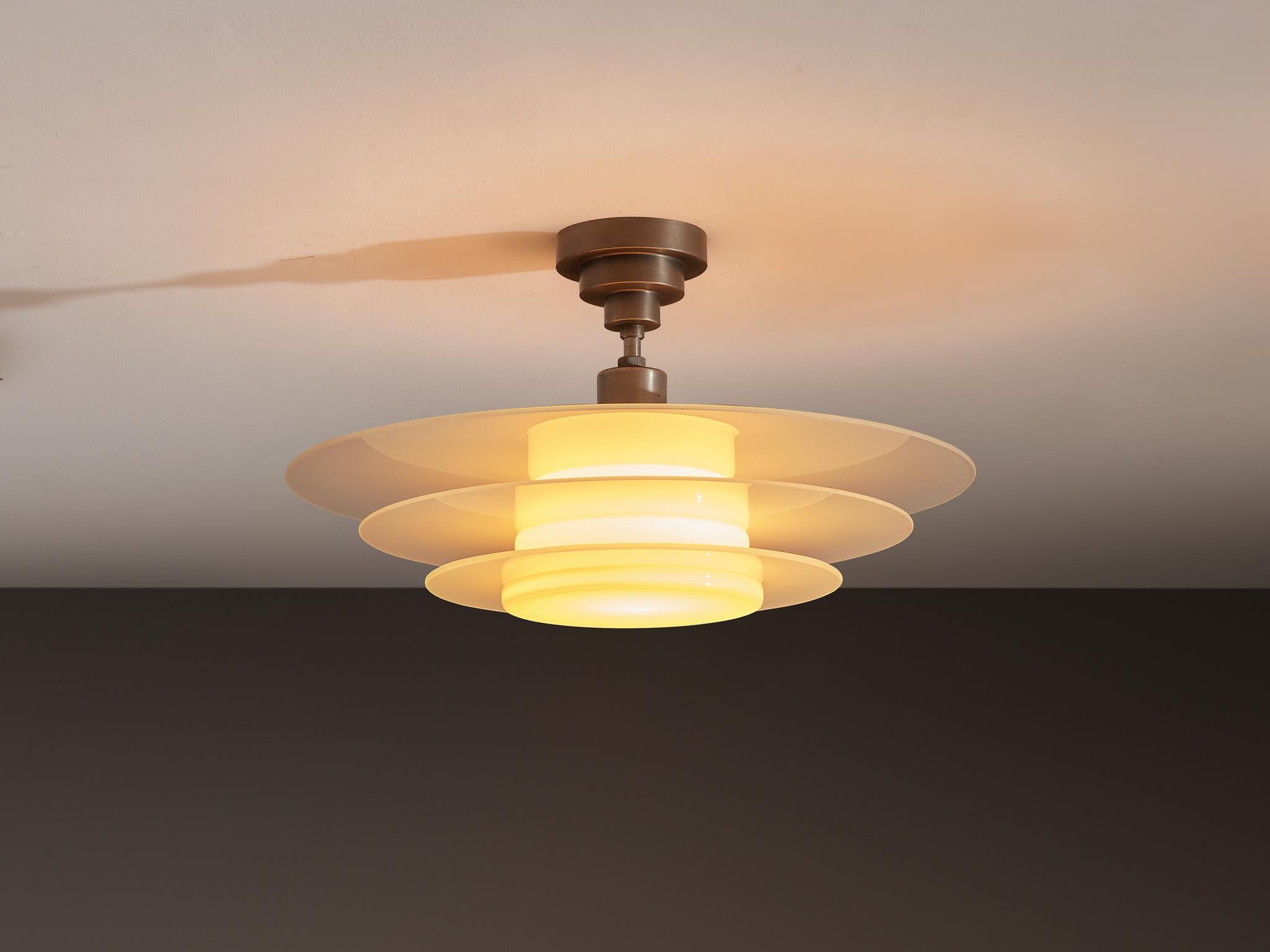 Böhlmarks, plafoniera, vetro satinato, vetro opalino, Svezia, anni '30

Questa lampada da soffitto, prodotta dal produttore di illuminazione svedese Böhlmarks negli anni '30, è un esempio lampante del modernismo scandinavo tra le due guerre. Tre
