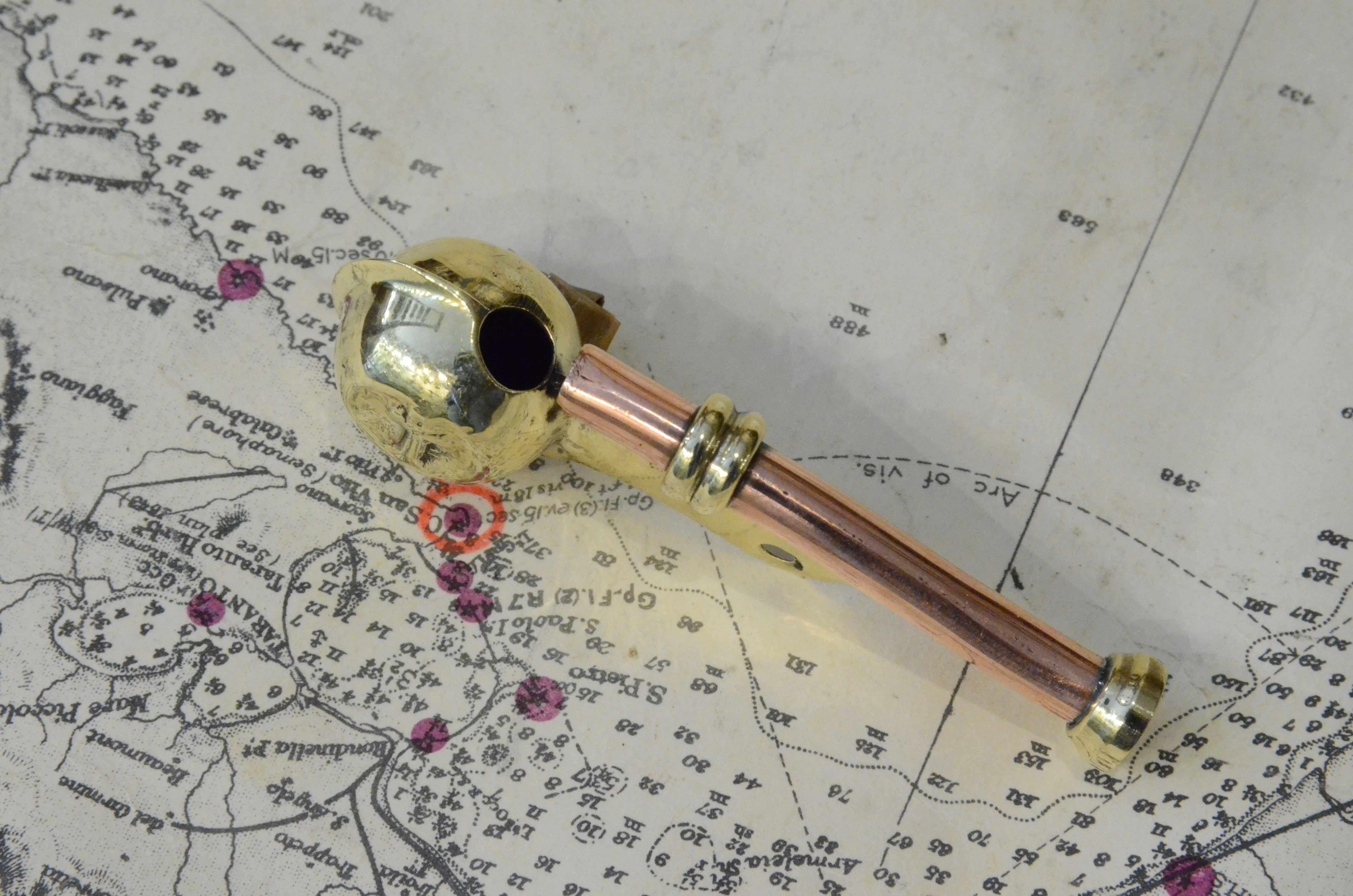 Boatswain whistle of brass and copper, English manufacture from the early 1930s. 
Measures: Length 7 cm – 2.8 inches, width 1,6 cm - 0.6 inches, height 2.2 cm - 0.75 inches. 
Good condition.
Shipping is insured by Lloyd's London; our gift box is