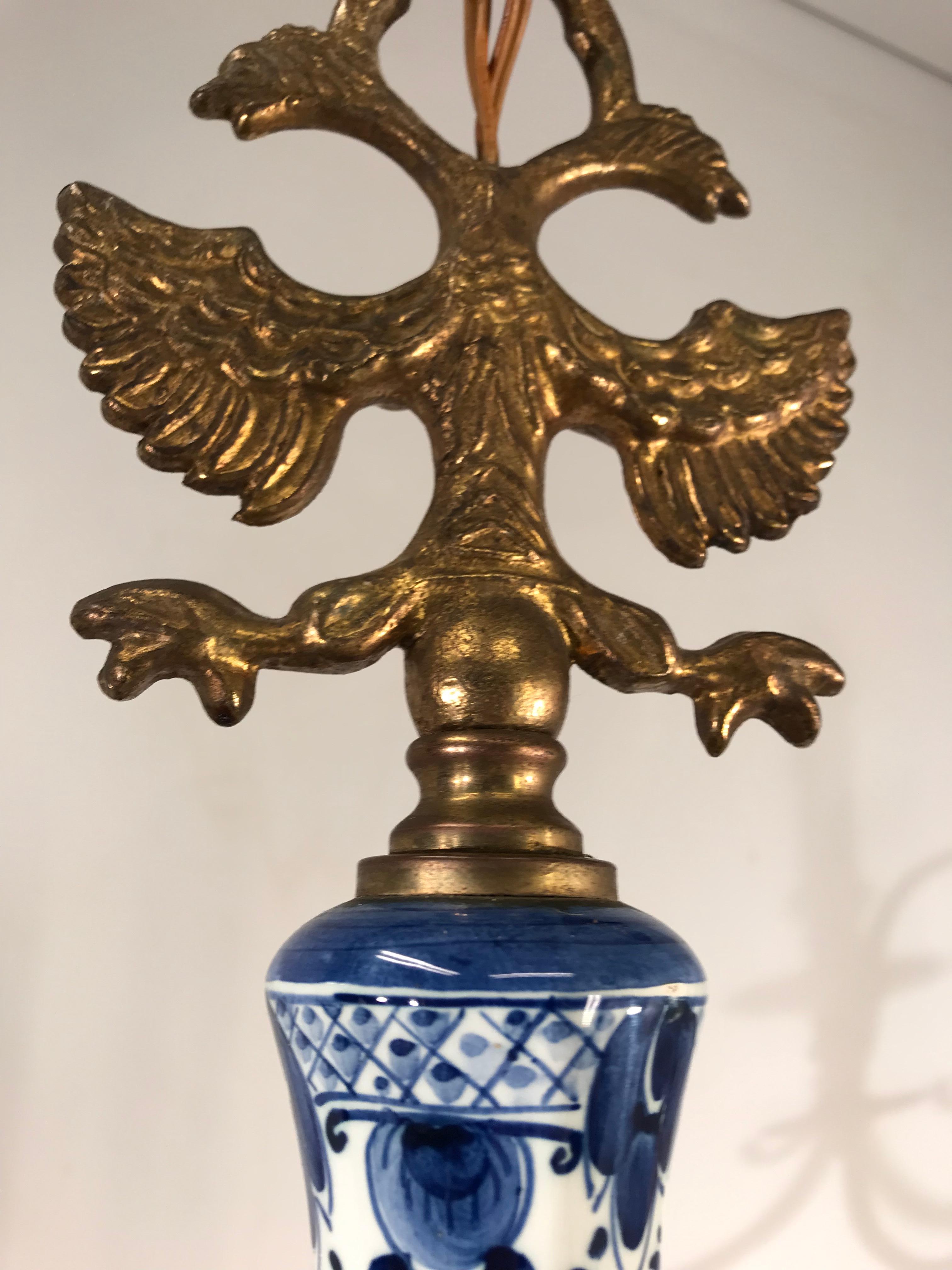 1930er Jahre Messing und Porzellan Delfter Blau Kronleuchter:: doppelköpfige Adlerskulpturen (Handbemalt)