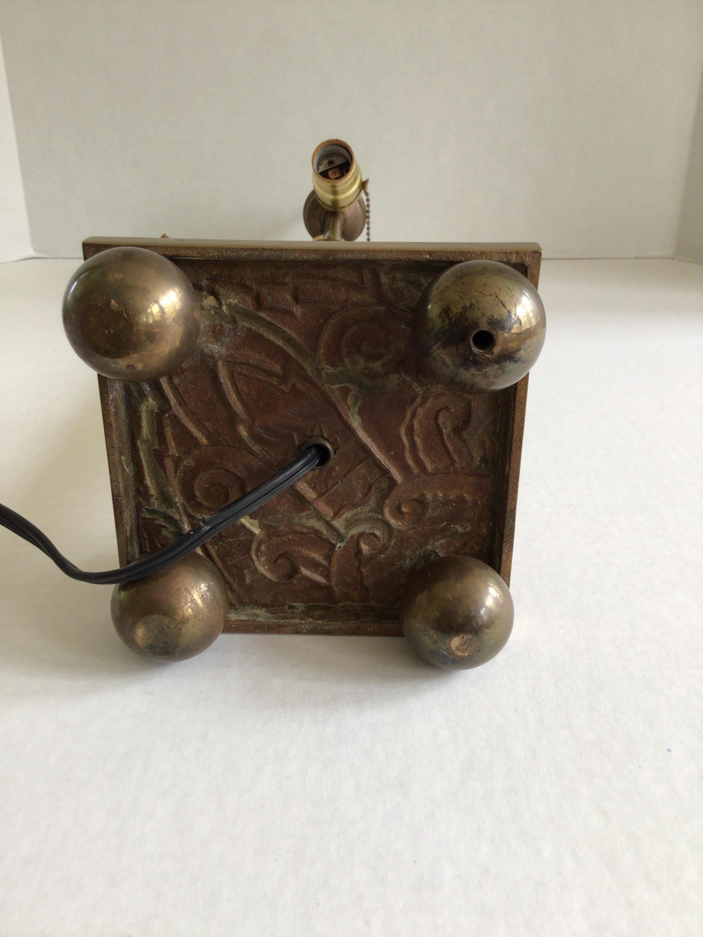 Lampe de bureau en laiton des années 1930 avec pointes et pieds en forme de boule à la base en vente 3