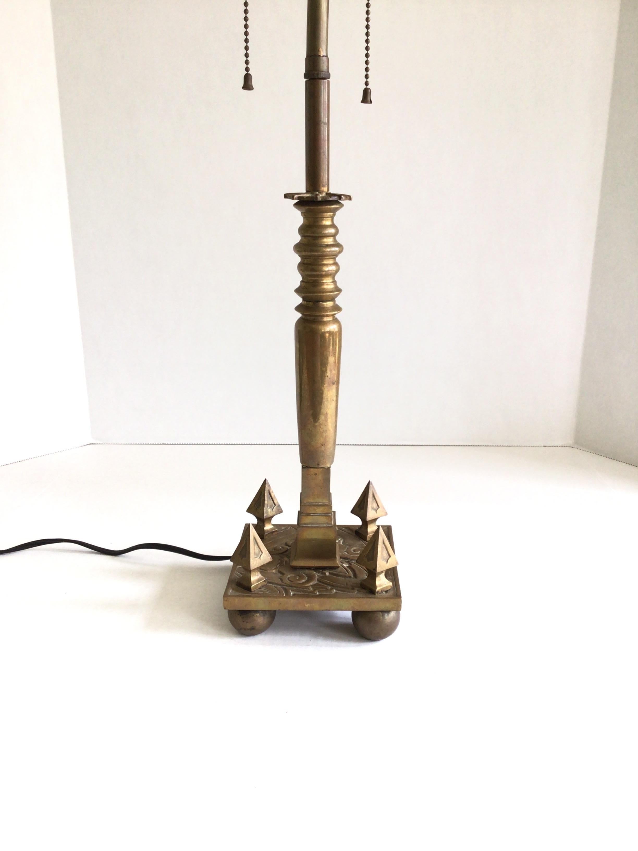 Lampe de bureau en laiton des années 1930 avec pointes et pieds en forme de boule à la base
Hauteur à l'embout : 24