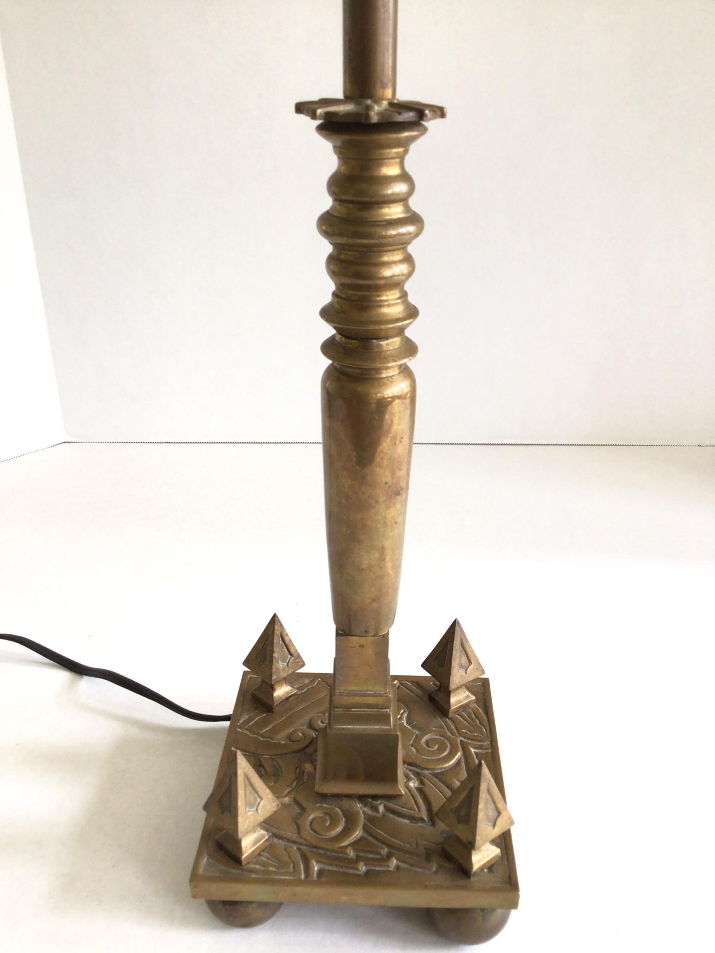 Médiéval Lampe de bureau en laiton des années 1930 avec pointes et pieds en forme de boule à la base en vente