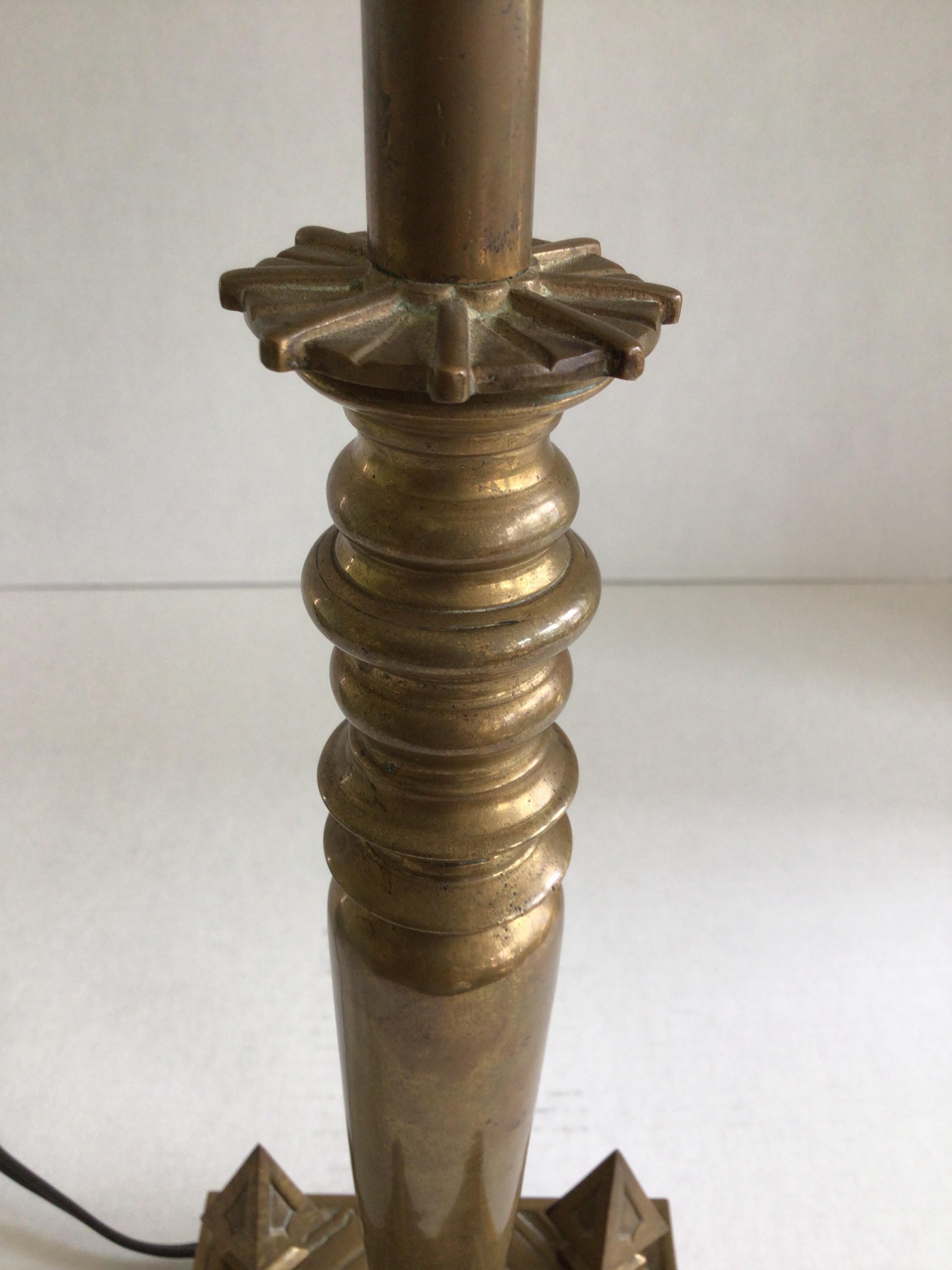 Moulage Lampe de bureau en laiton des années 1930 avec pointes et pieds en forme de boule à la base en vente