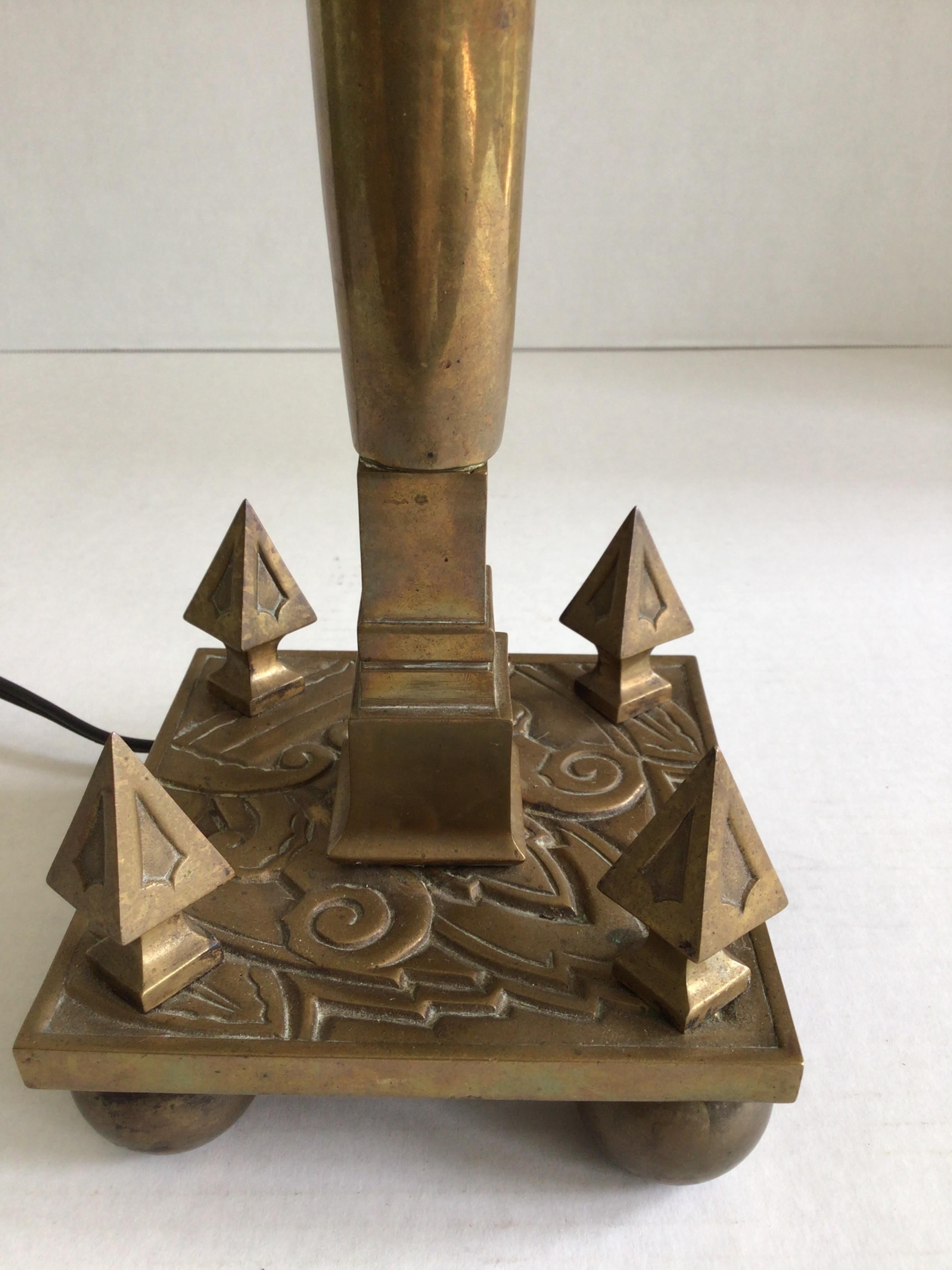 Milieu du XXe siècle Lampe de bureau en laiton des années 1930 avec pointes et pieds en forme de boule à la base en vente