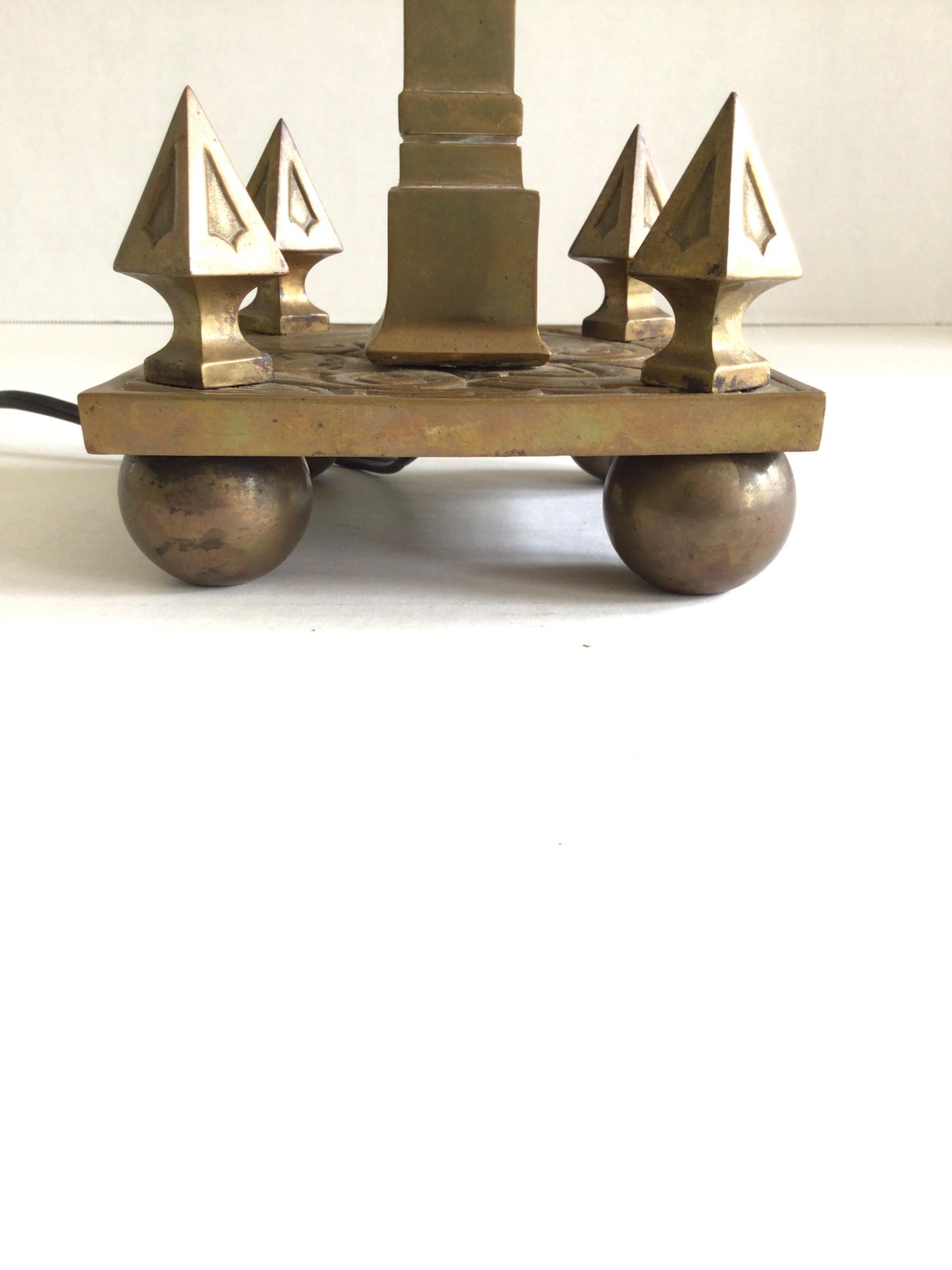 Laiton Lampe de bureau en laiton des années 1930 avec pointes et pieds en forme de boule à la base en vente