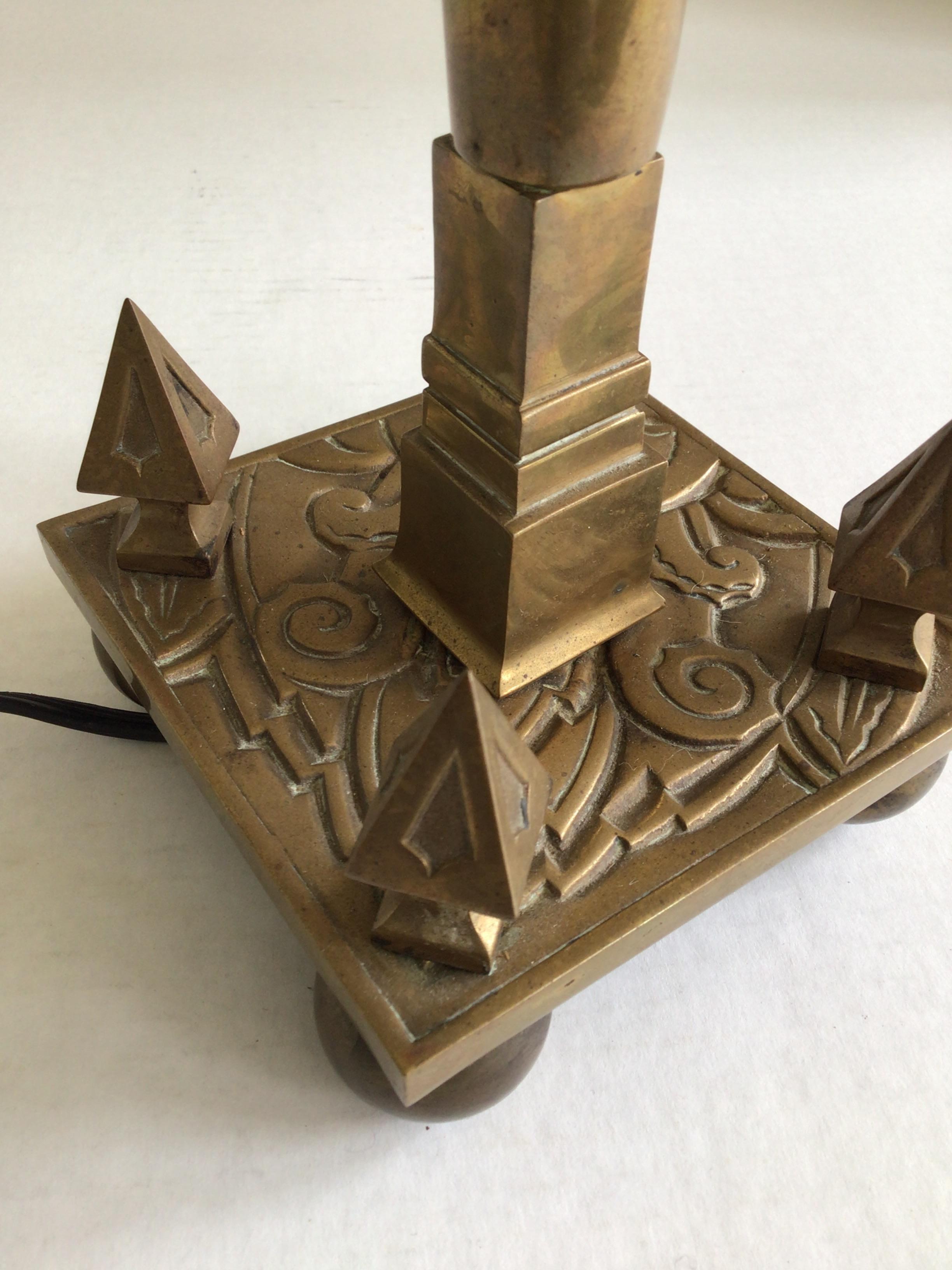 Lampe de bureau en laiton des années 1930 avec pointes et pieds en forme de boule à la base en vente 2