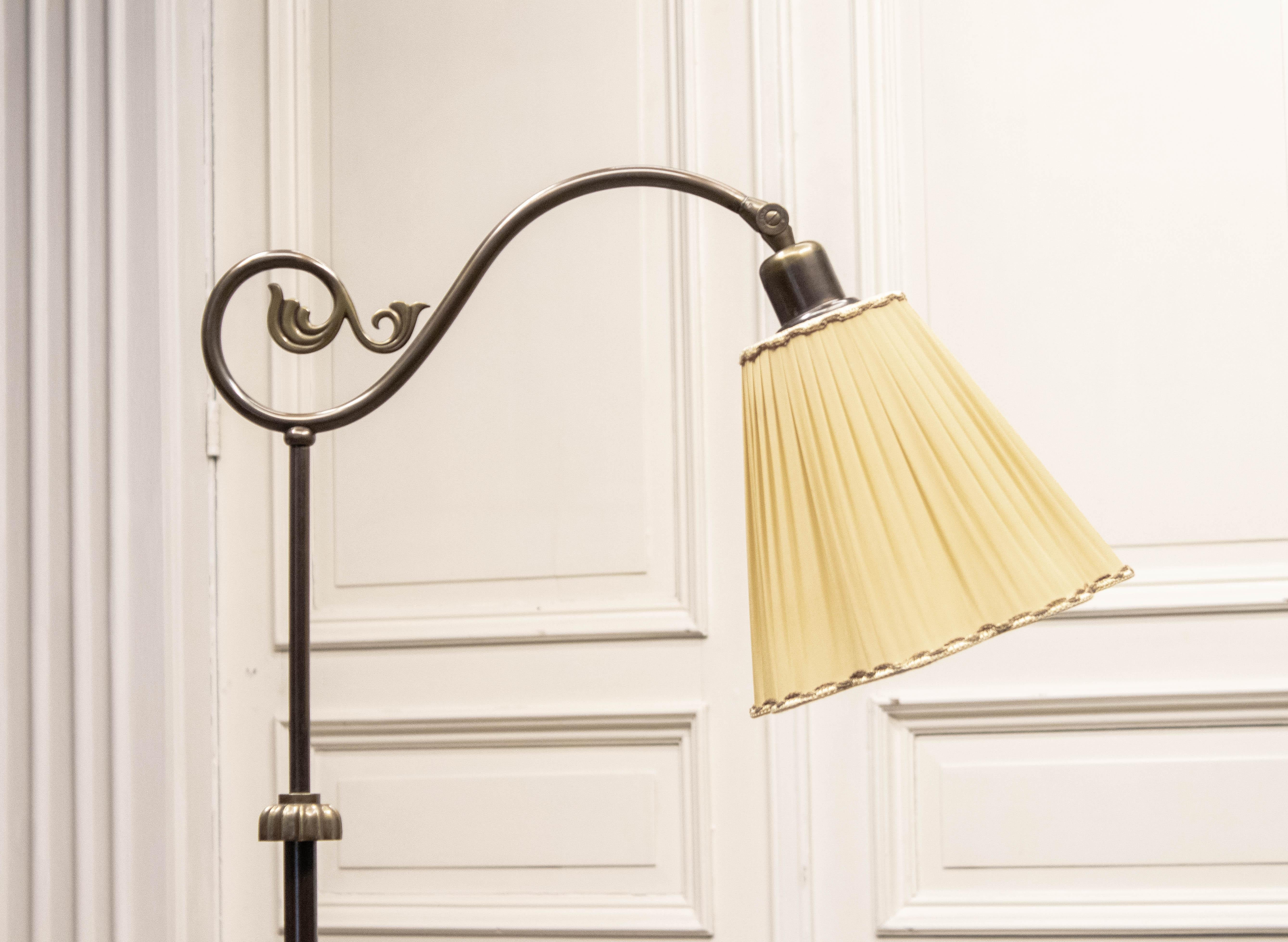 Art nouveau Années 1930, Lampadaire en laiton modèle 103 par Böhlmarks Lampfabrik, Suède en vente