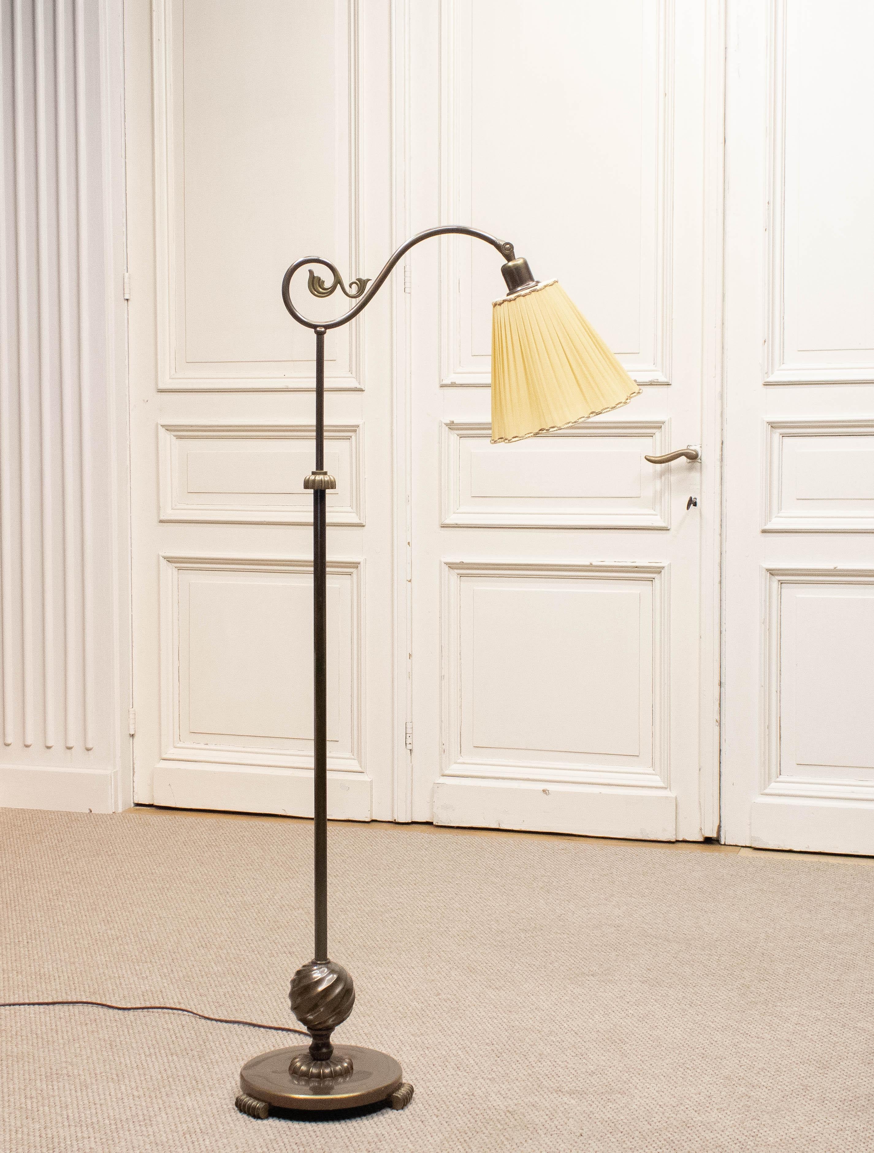 Suédois Années 1930, Lampadaire en laiton modèle 103 par Böhlmarks Lampfabrik, Suède en vente