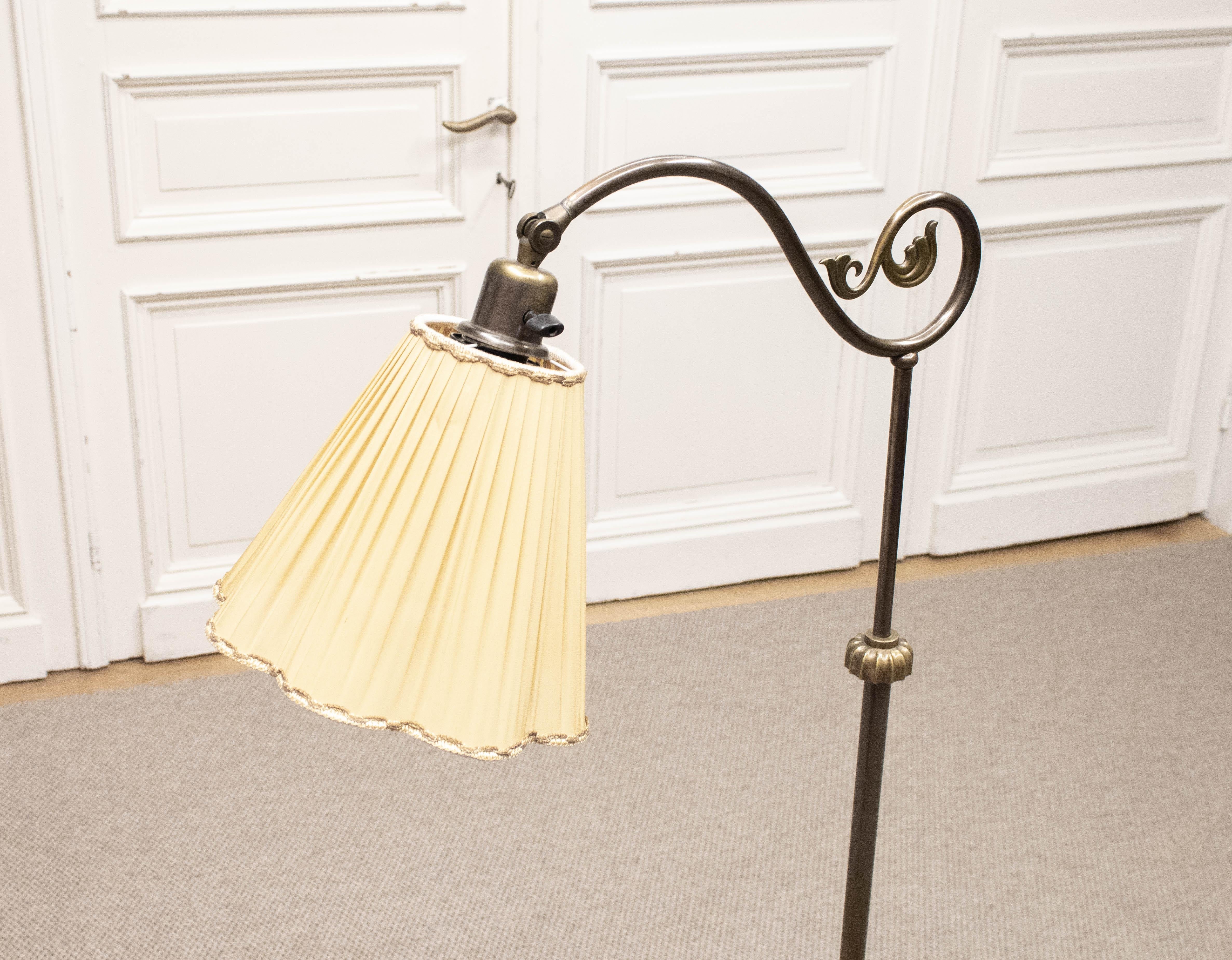 Milieu du XXe siècle Années 1930, Lampadaire en laiton modèle 103 par Böhlmarks Lampfabrik, Suède en vente