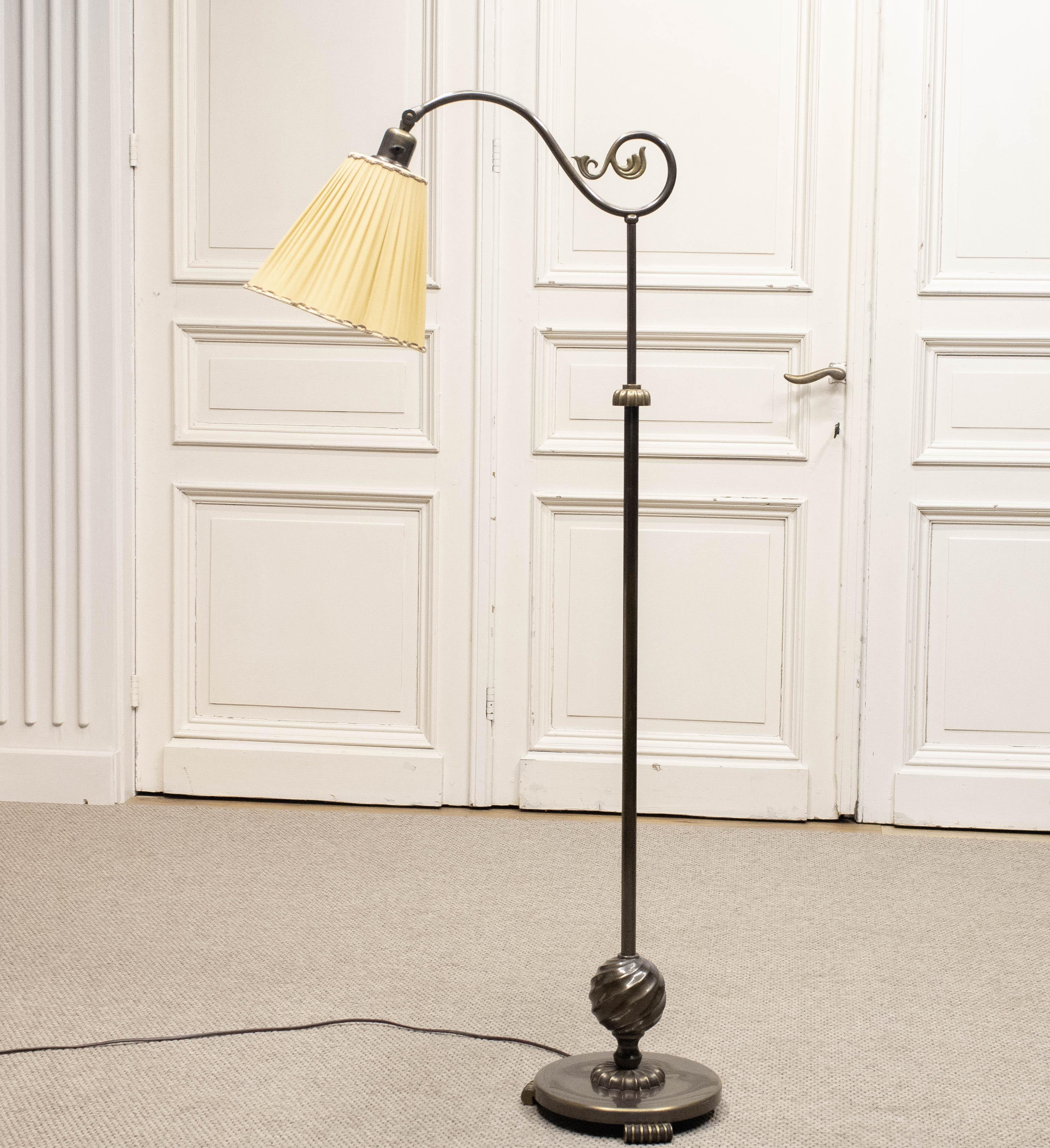 Laiton Années 1930, Lampadaire en laiton modèle 103 par Böhlmarks Lampfabrik, Suède en vente
