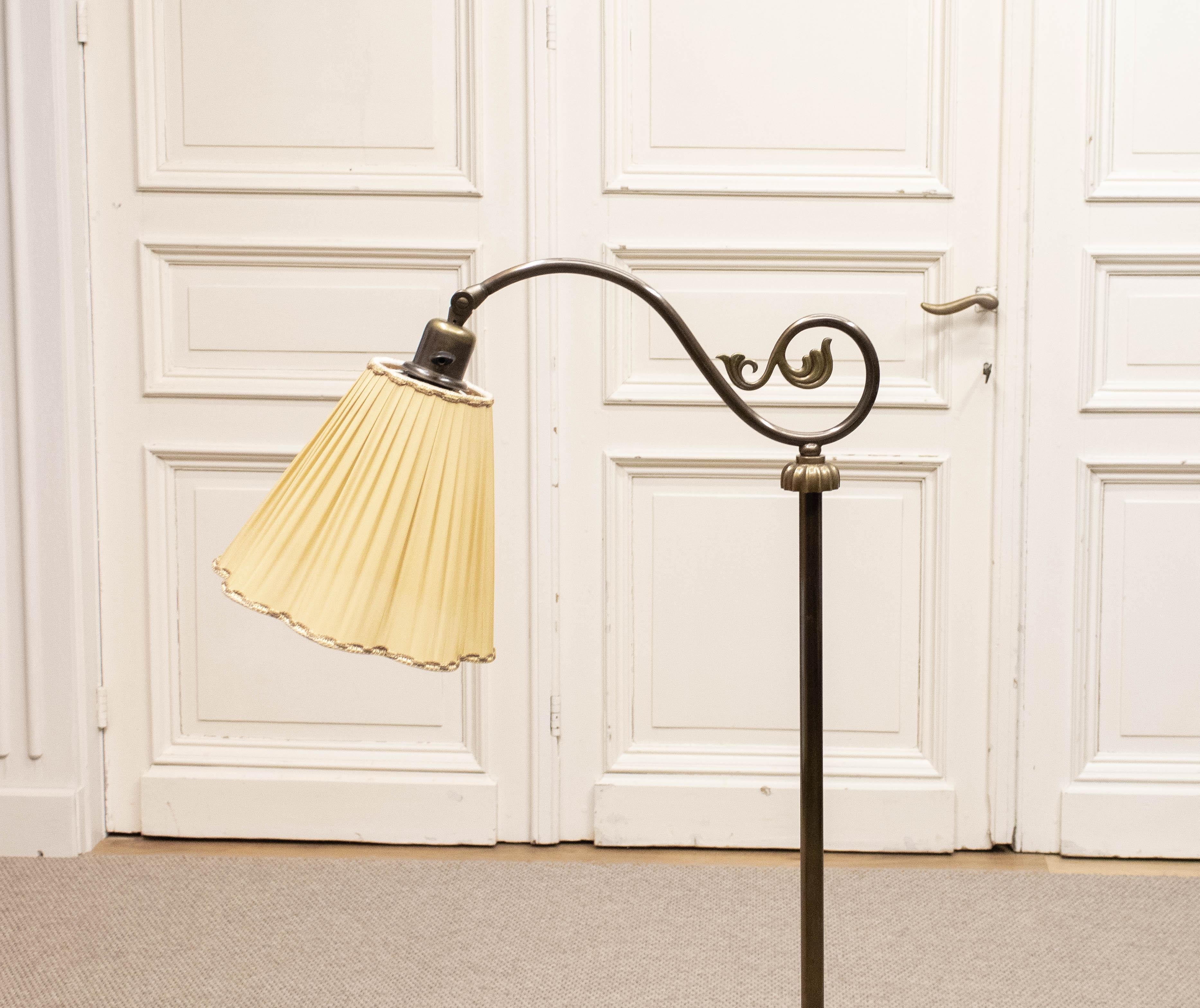 Années 1930, Lampadaire en laiton modèle 103 par Böhlmarks Lampfabrik, Suède en vente 1