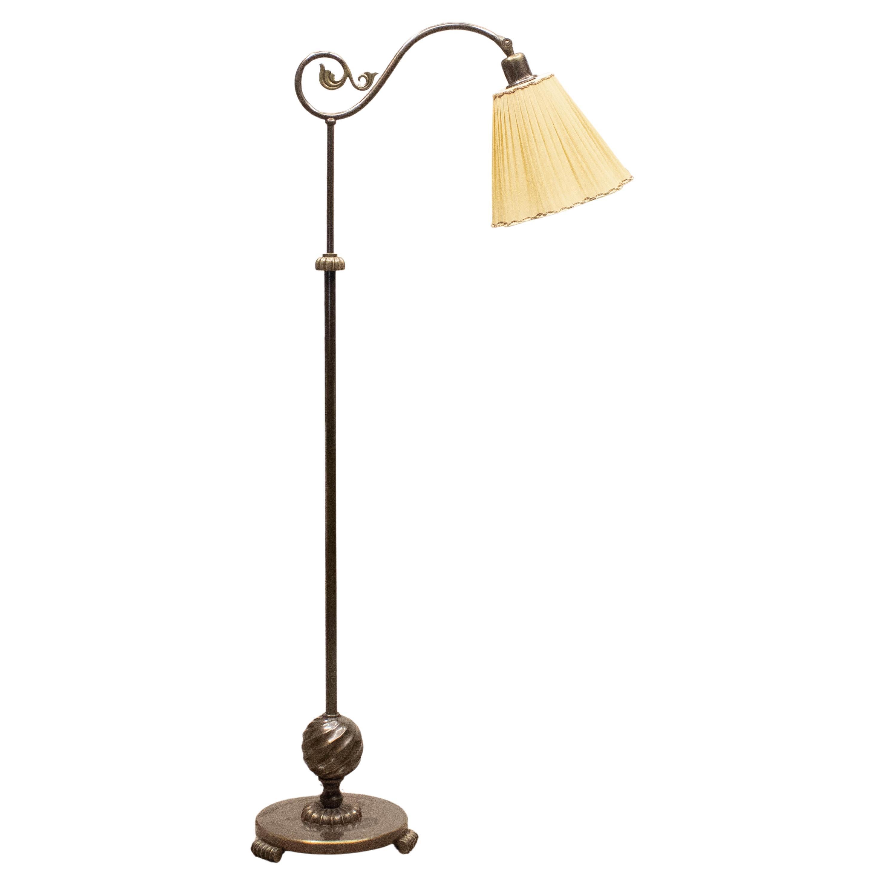 Années 1930, Lampadaire en laiton modèle 103 par Böhlmarks Lampfabrik, Suède en vente