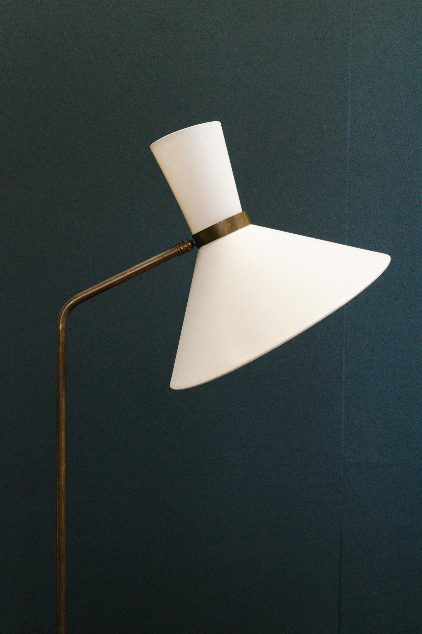 Mid-Century moderno 1930's Brass floor lamp with smoking table in vendita