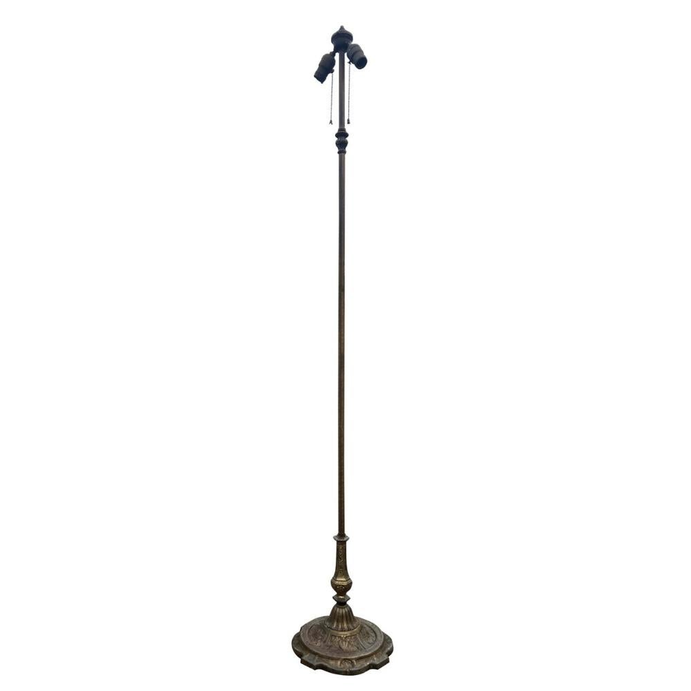 Lampada da terra in ottone antico del 1930

Questa elegante lampada da terra in ottone antico presenta un design splendidamente intagliato che aggiunge un tocco di fascino tradizionale a qualsiasi stanza. Realizzata in ottone pesante e di alta
