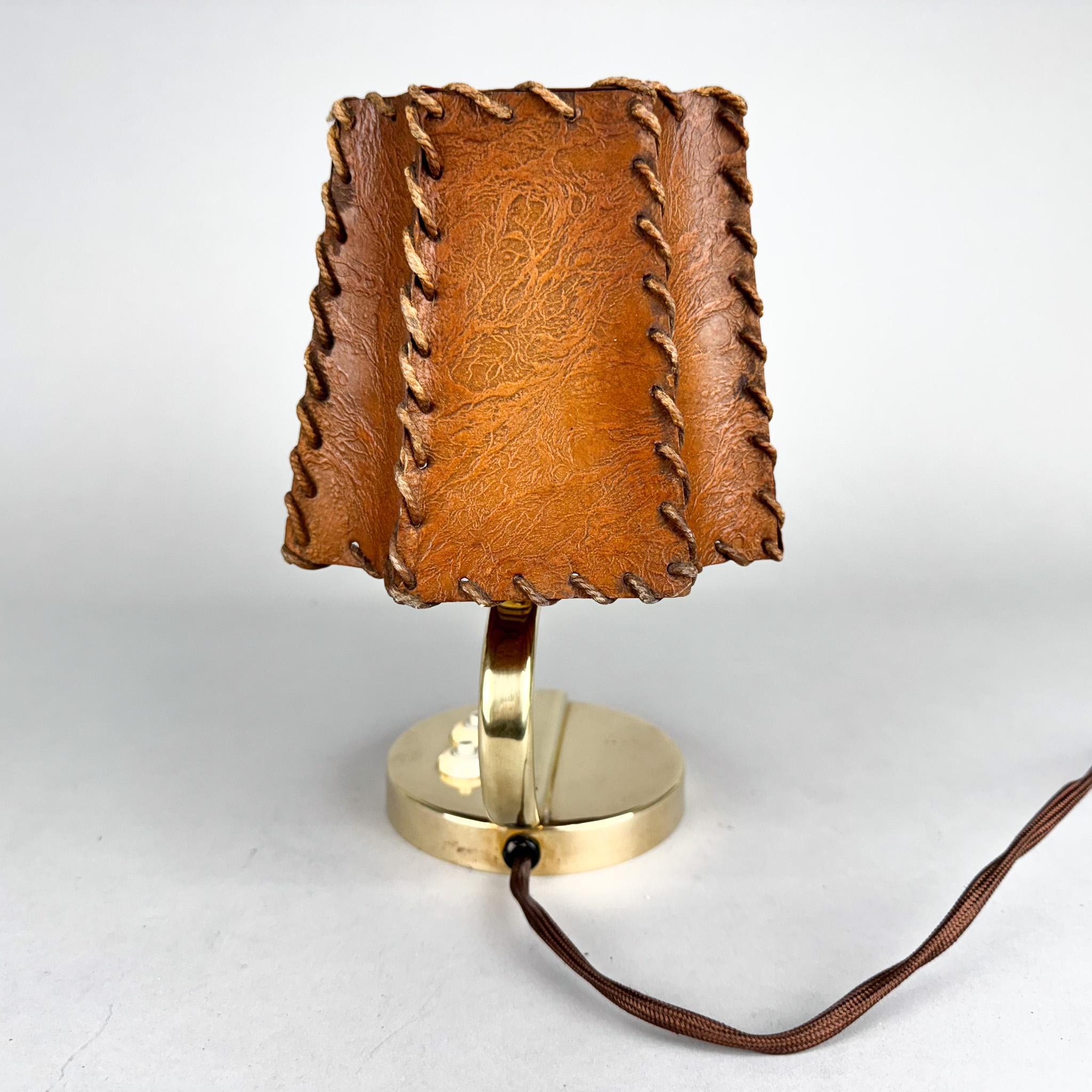 Lampada da tavolo in ottone e pergamena degli anni '30 in vendita 3