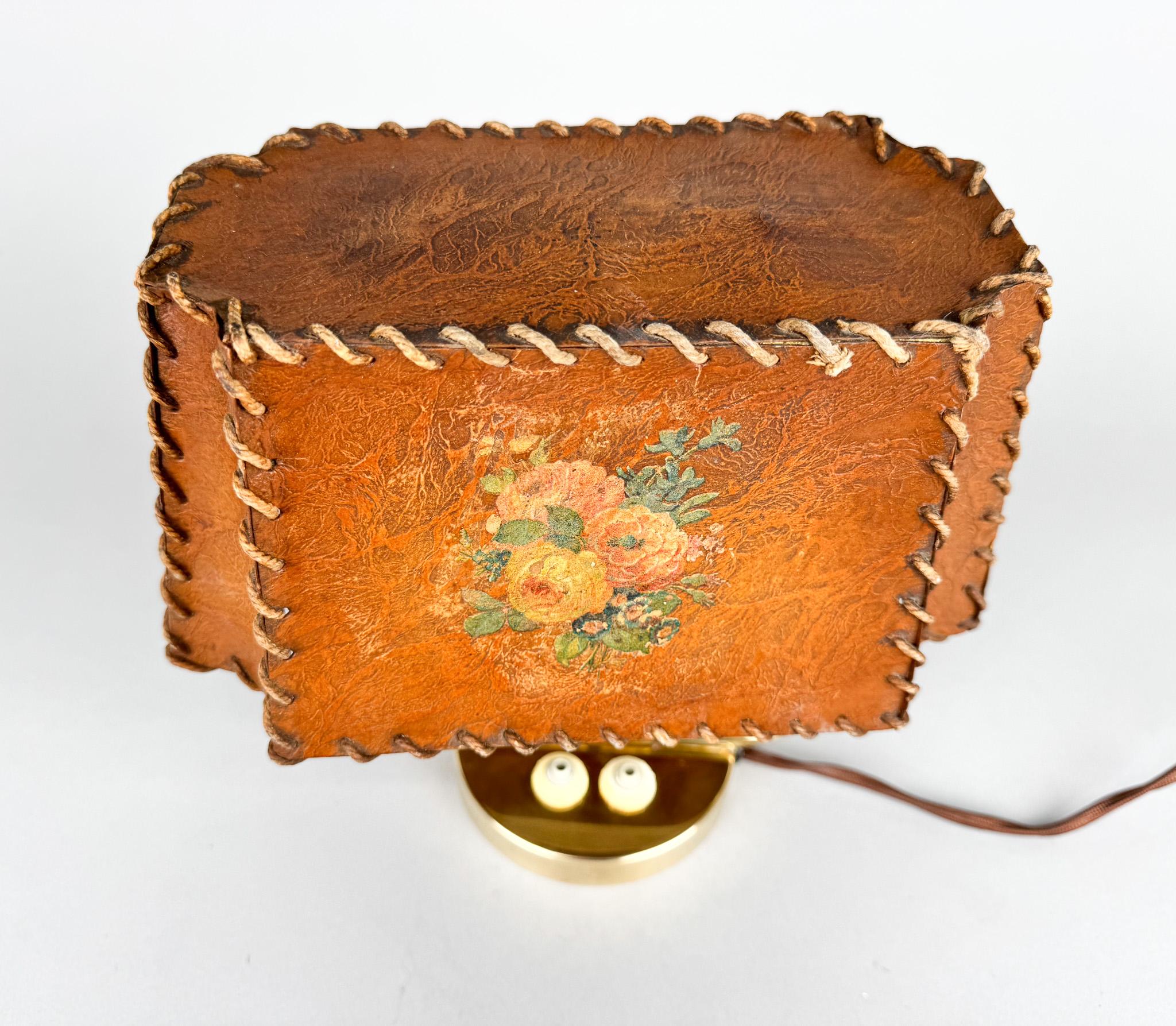 Lampada da tavolo in ottone e pergamena degli anni '30 in vendita 5