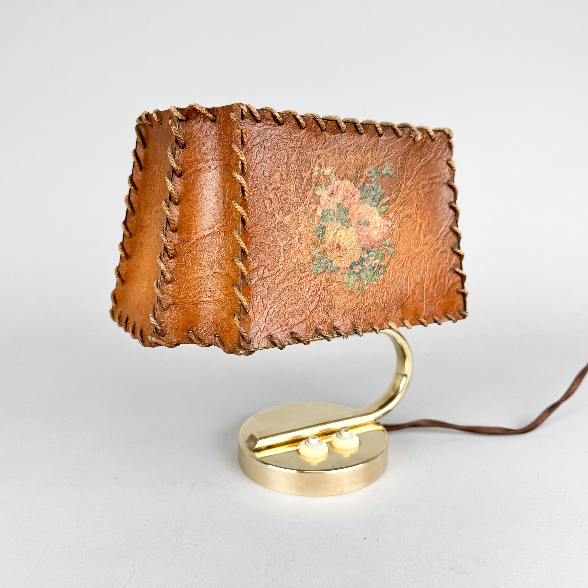 Bellissima lampada in ottone con paralume originale in pergamena cucita. Due interruttori, anch'essi originali, possono essere utilizzati per accendere ogni lampadina separatamente. Precedentemente è stato ricablato. Lampadine: 2 x 1 E26 (E27).