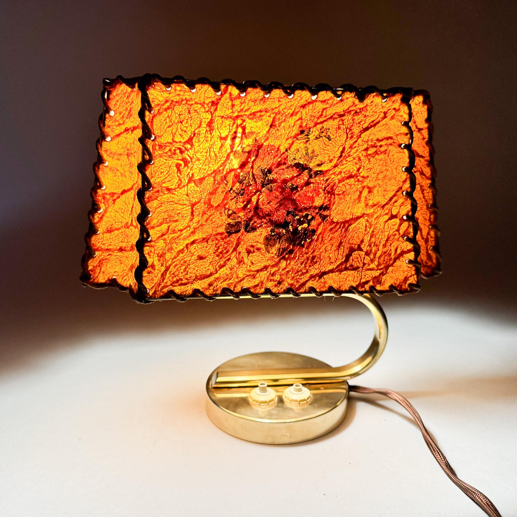 Art Déco Lampada da tavolo in ottone e pergamena degli anni '30 in vendita