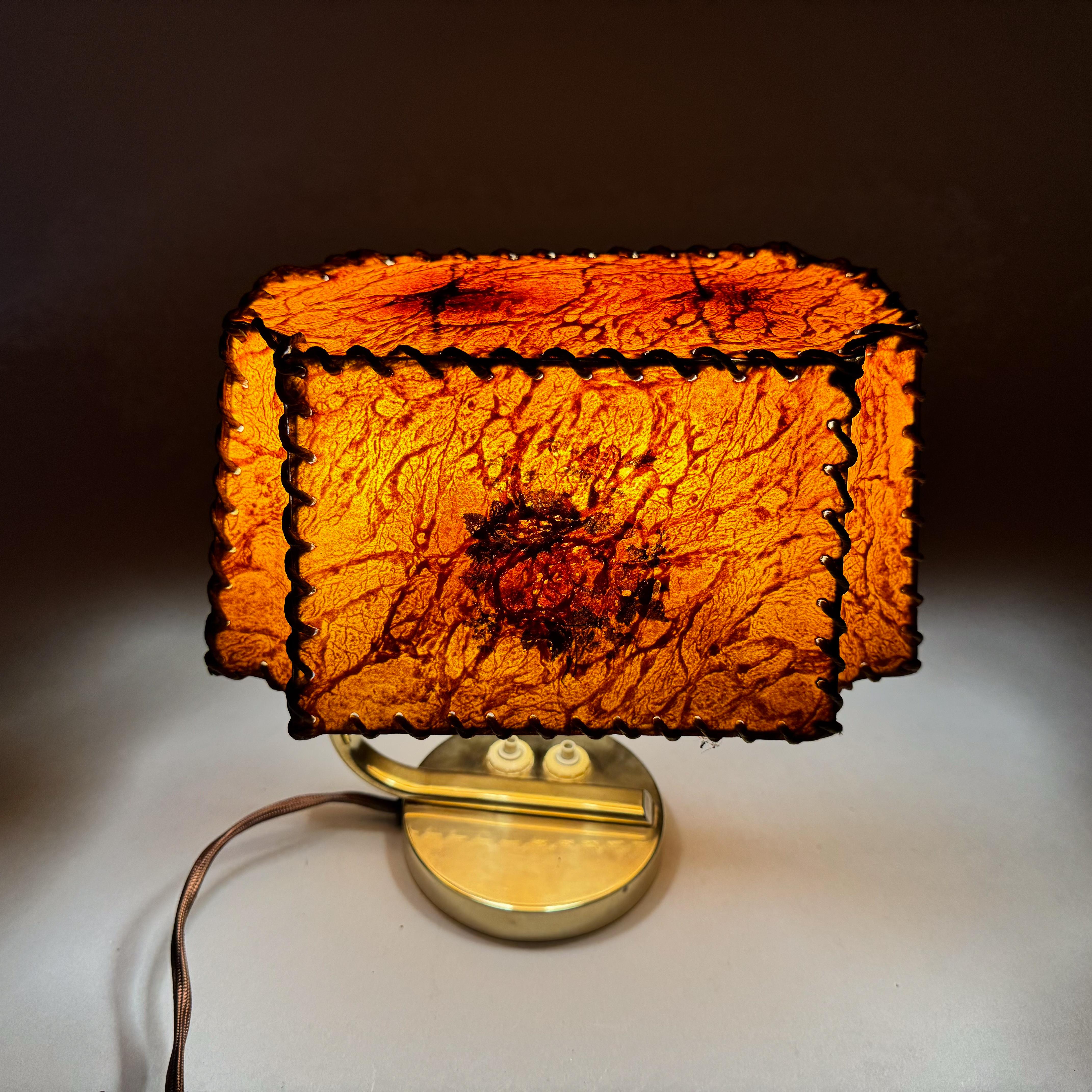 Lampada da tavolo in ottone e pergamena degli anni '30 In condizioni buone in vendita a Praha, CZ