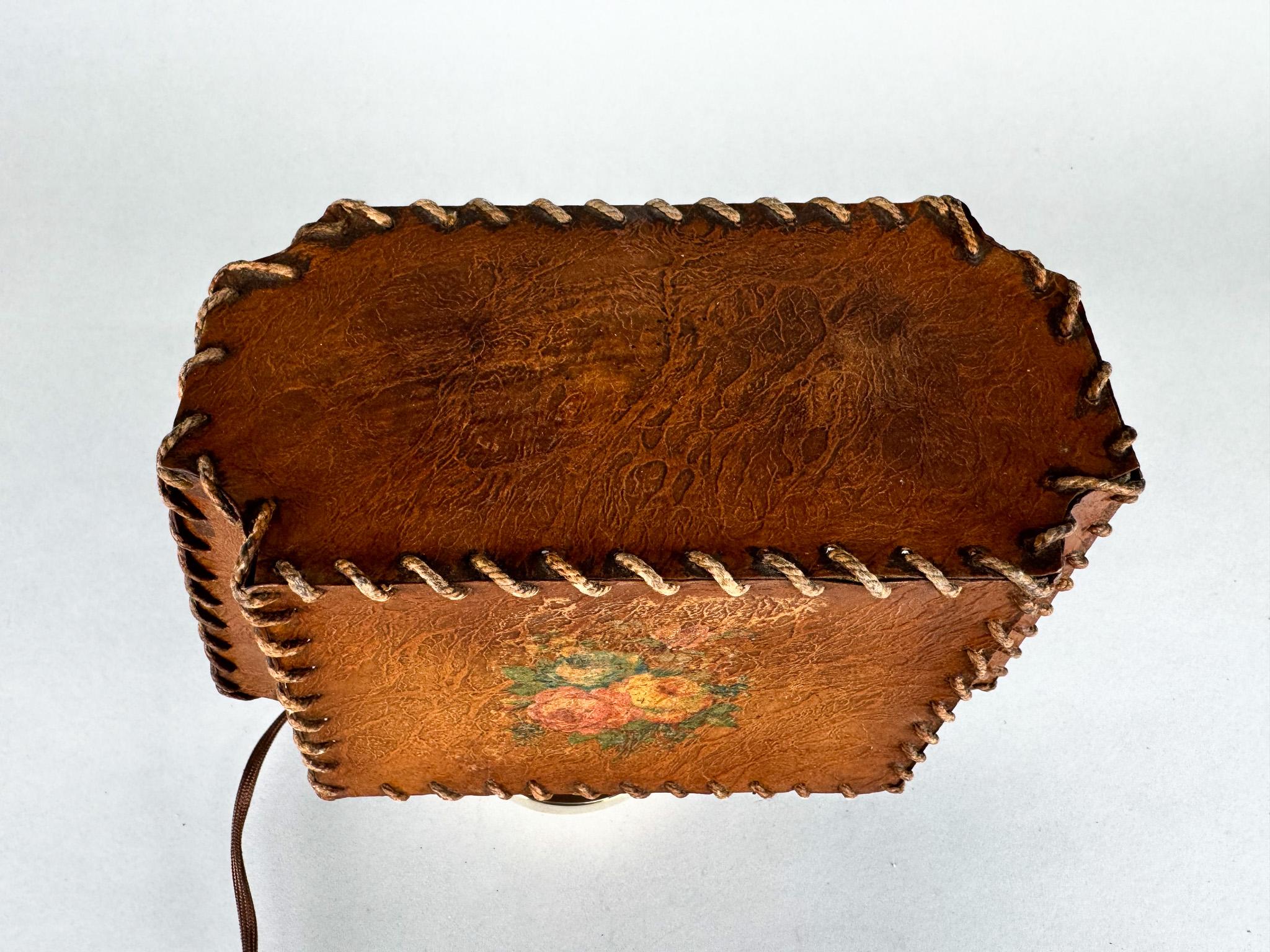 Ottone Lampada da tavolo in ottone e pergamena degli anni '30 in vendita