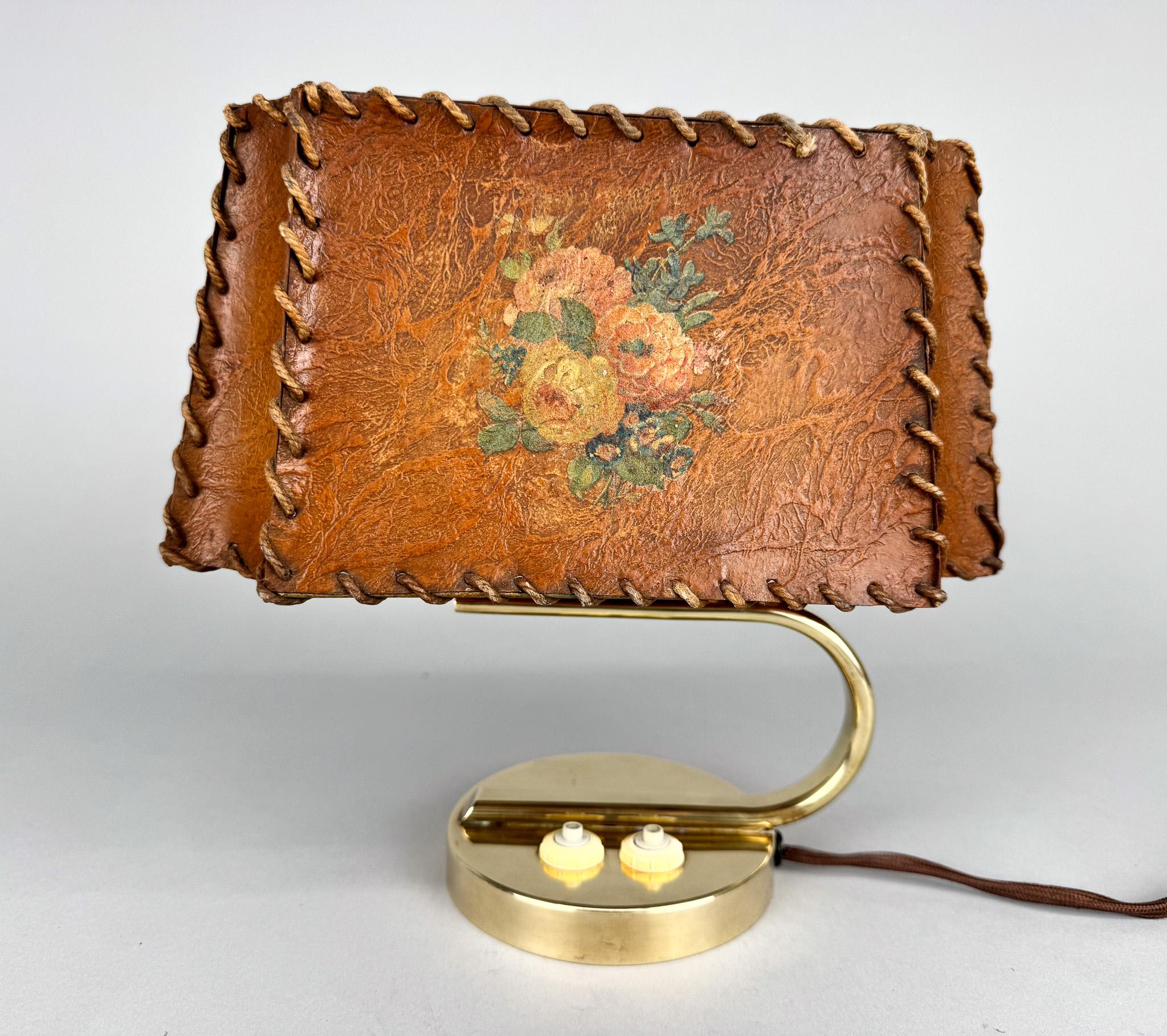 Lampada da tavolo in ottone e pergamena degli anni '30 in vendita 1