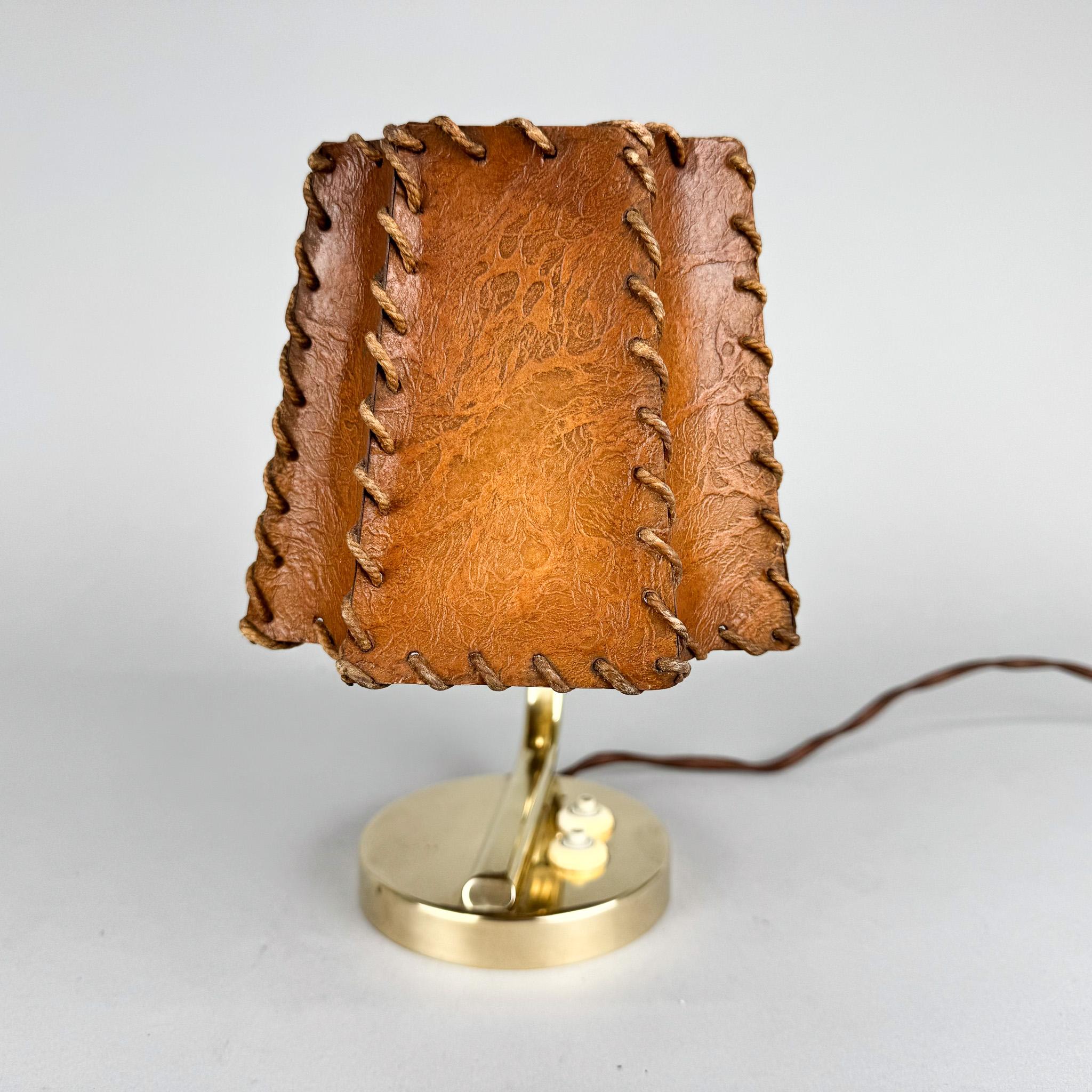 Lampada da tavolo in ottone e pergamena degli anni '30 in vendita 2