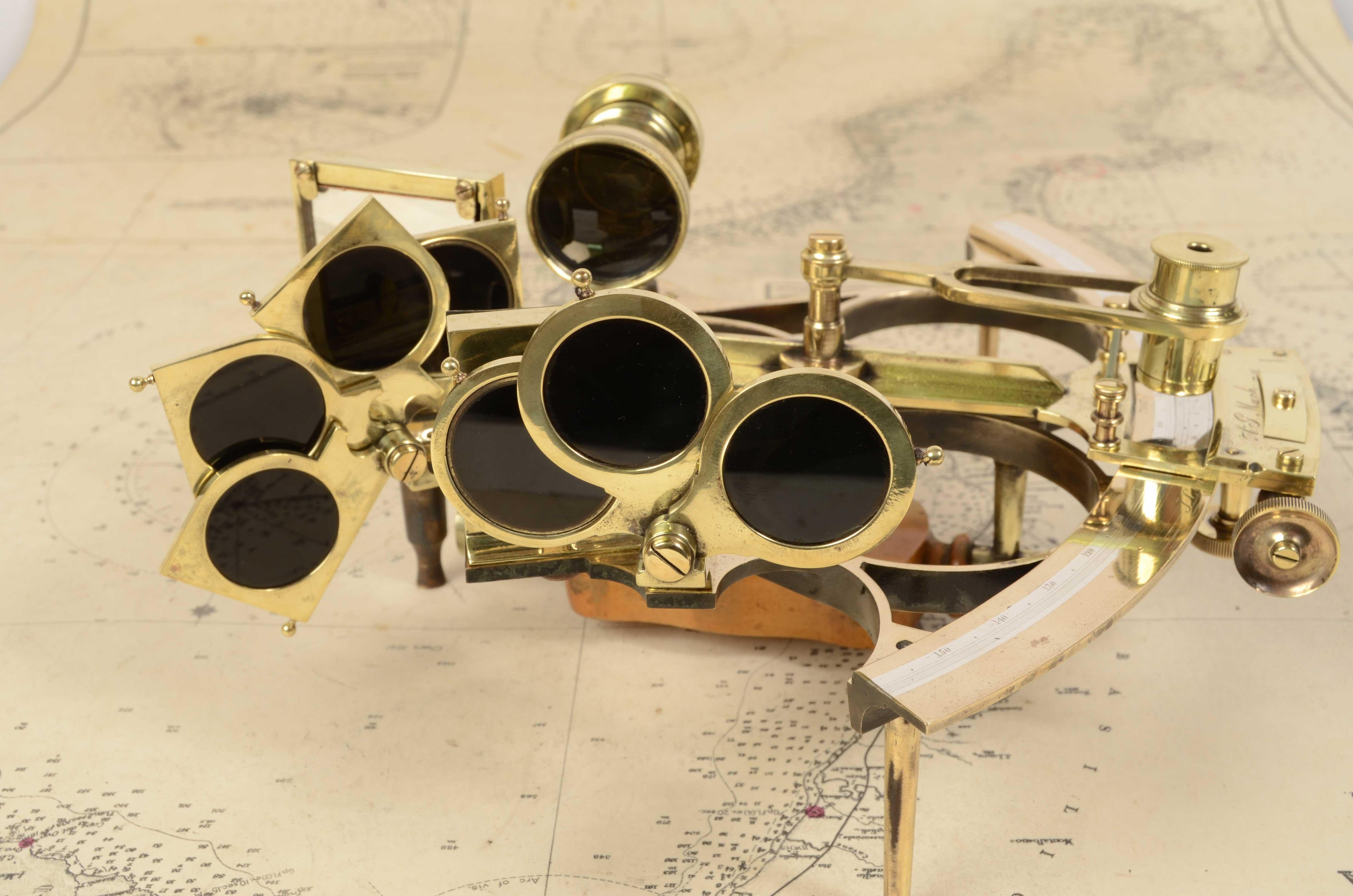 Instrument de navigation maritime ancien sextant en laiton des années 1930 de H. Hughes & Son 7