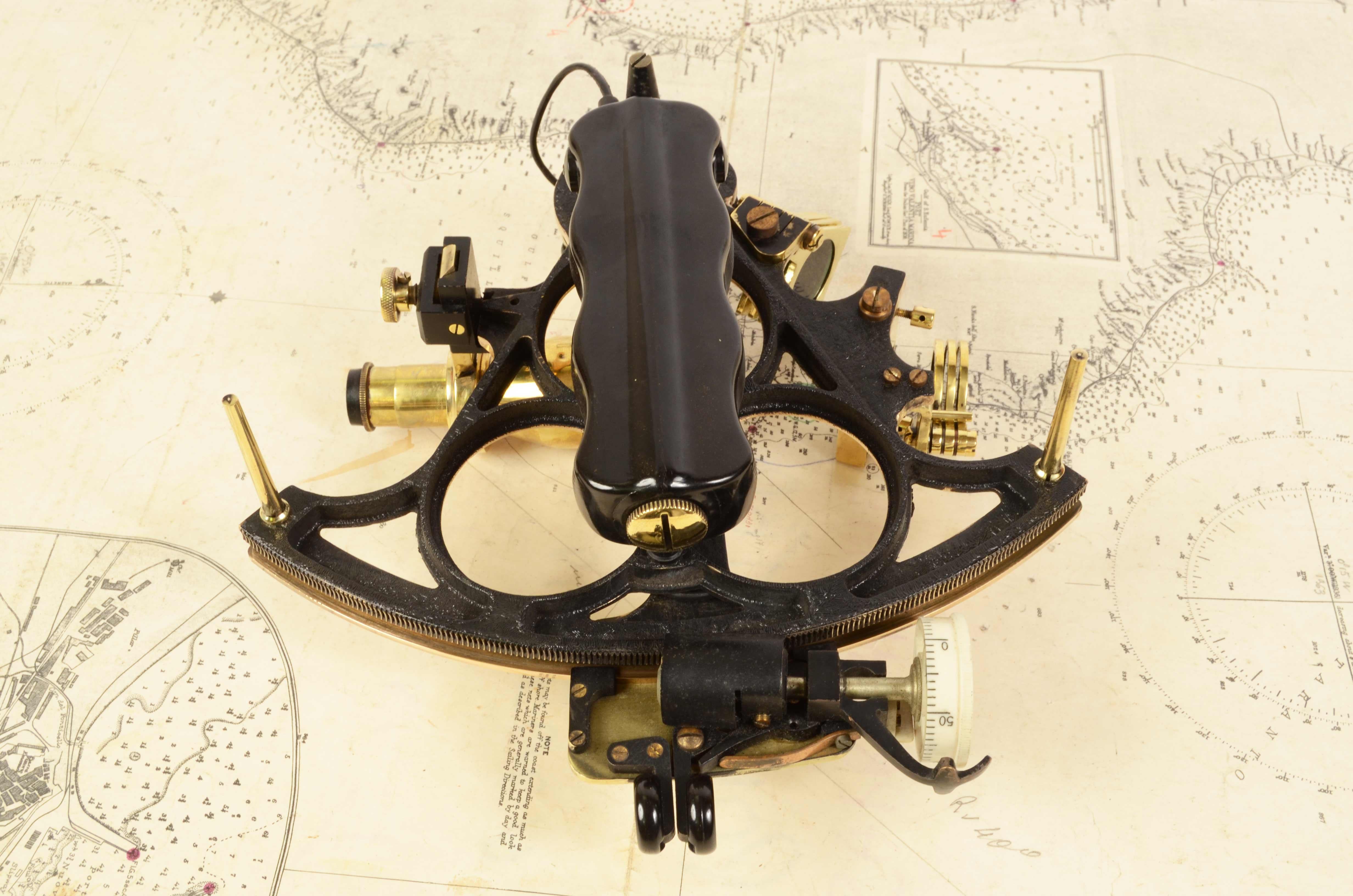Instrument de navigation maritime ancien sextant en laiton des années 1930 de H. Hughes & Son 8