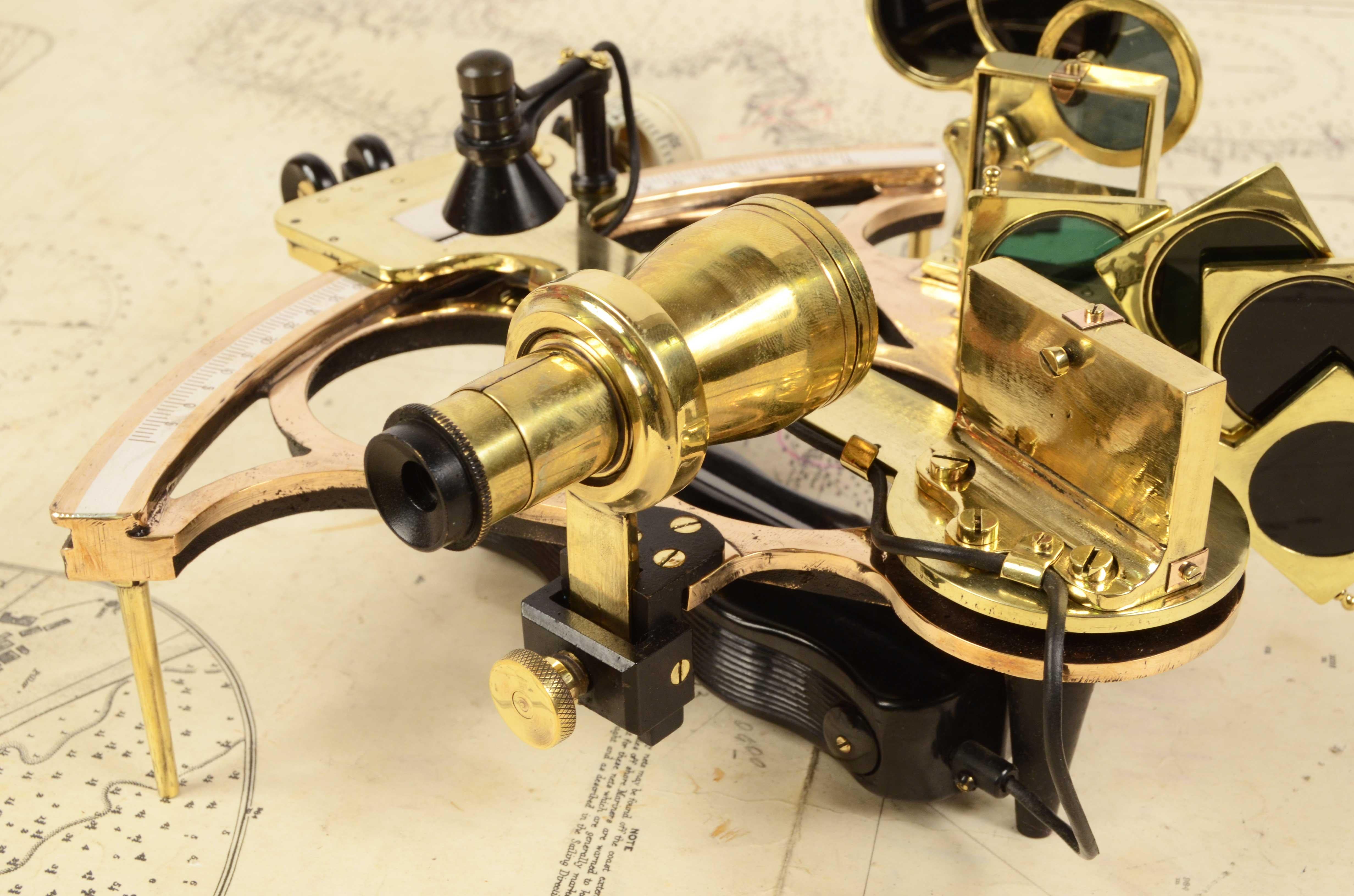 Instrument de navigation maritime ancien sextant en laiton des années 1930 de H. Hughes & Son 10