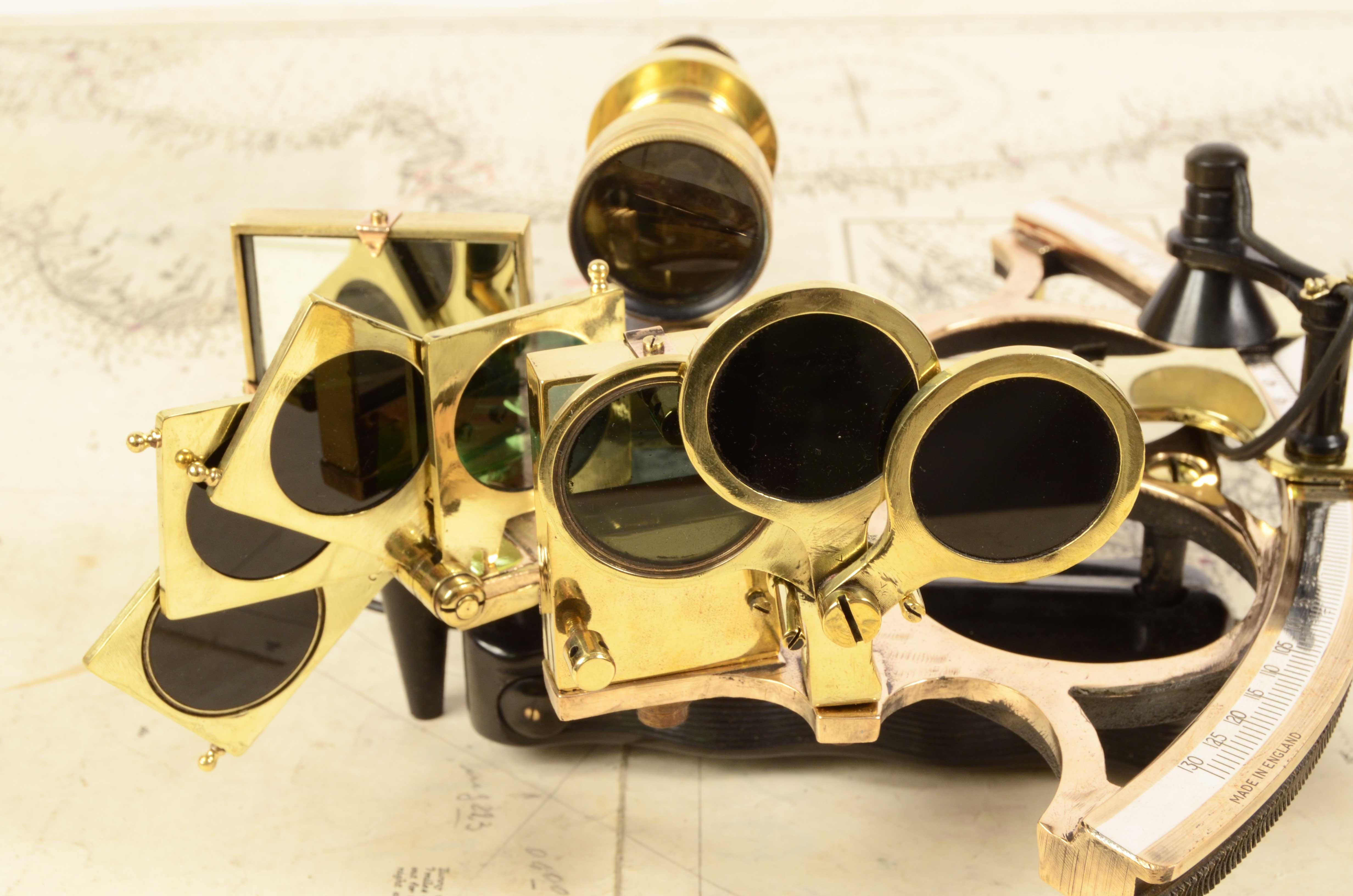 Instrument de navigation maritime ancien sextant en laiton des années 1930 de H. Hughes & Son 14