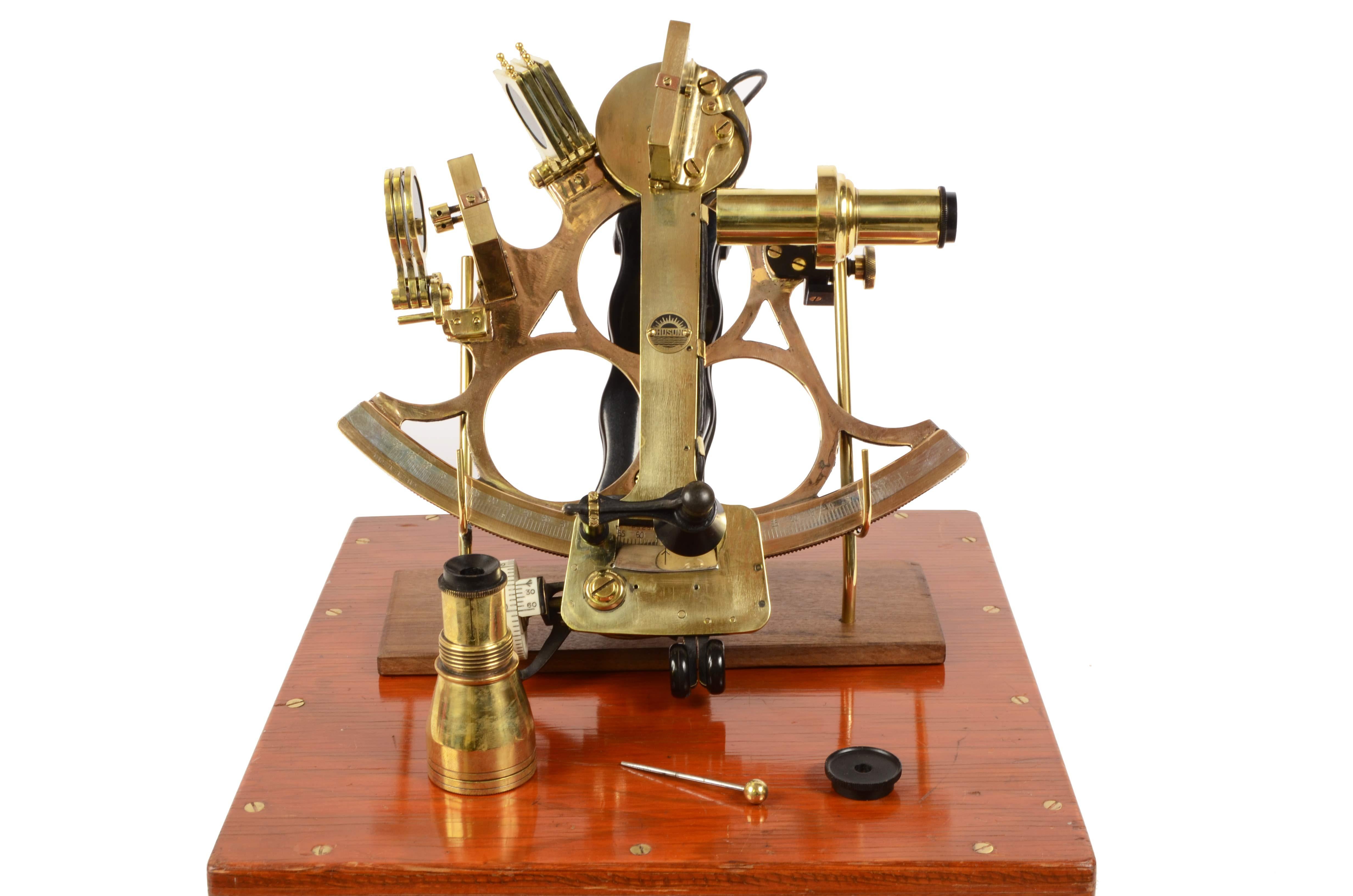 1930s Brass sextant signed Husun Trade Mark and made by H. Hughes & Son Ltd, a company active for about 250 years and specialized in the production of nautical instruments; instrument complete with optics and placed in an elegant original square