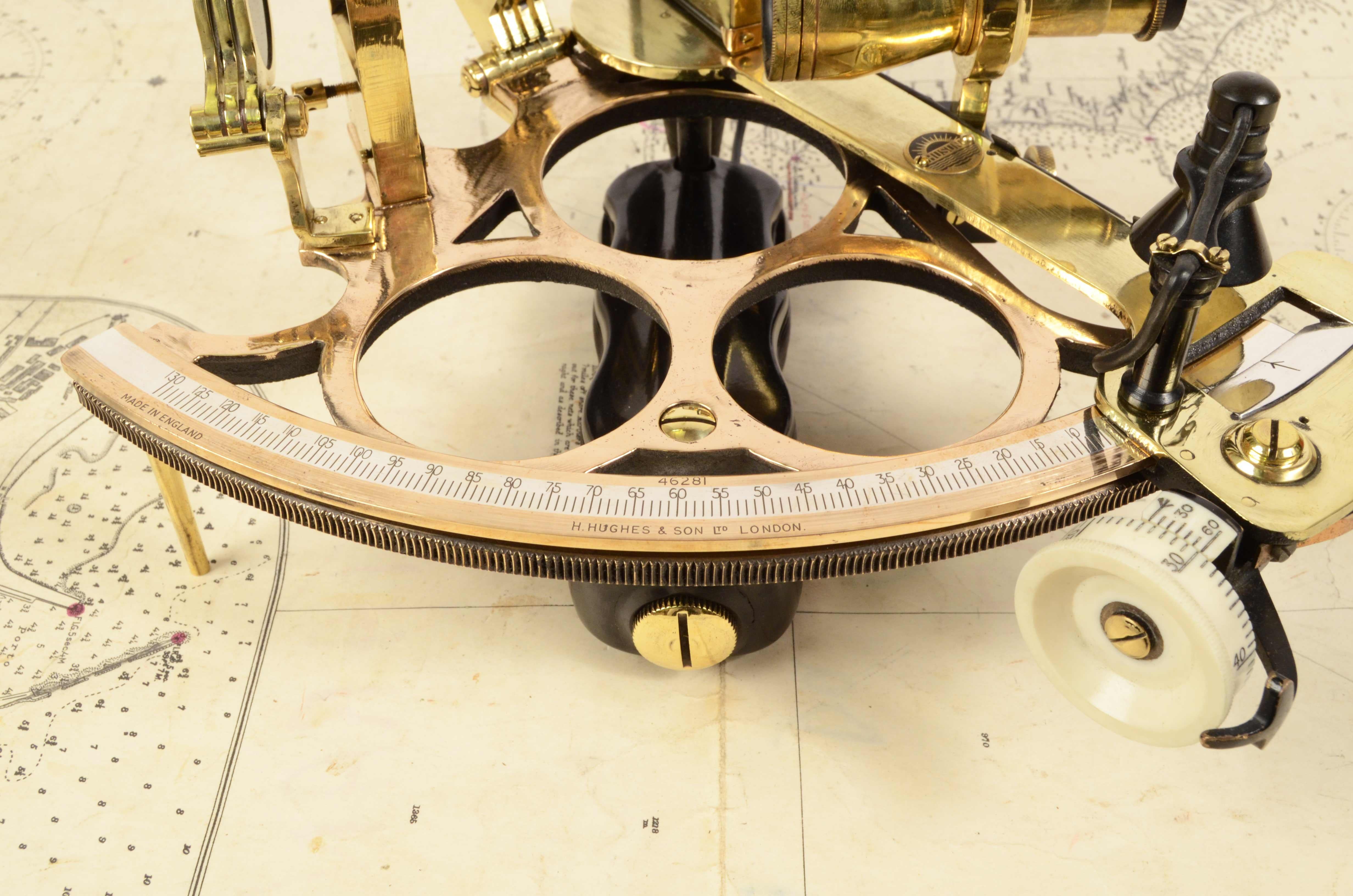 Instrument de navigation maritime ancien sextant en laiton des années 1930 de H. Hughes & Son Bon état à Milan, IT