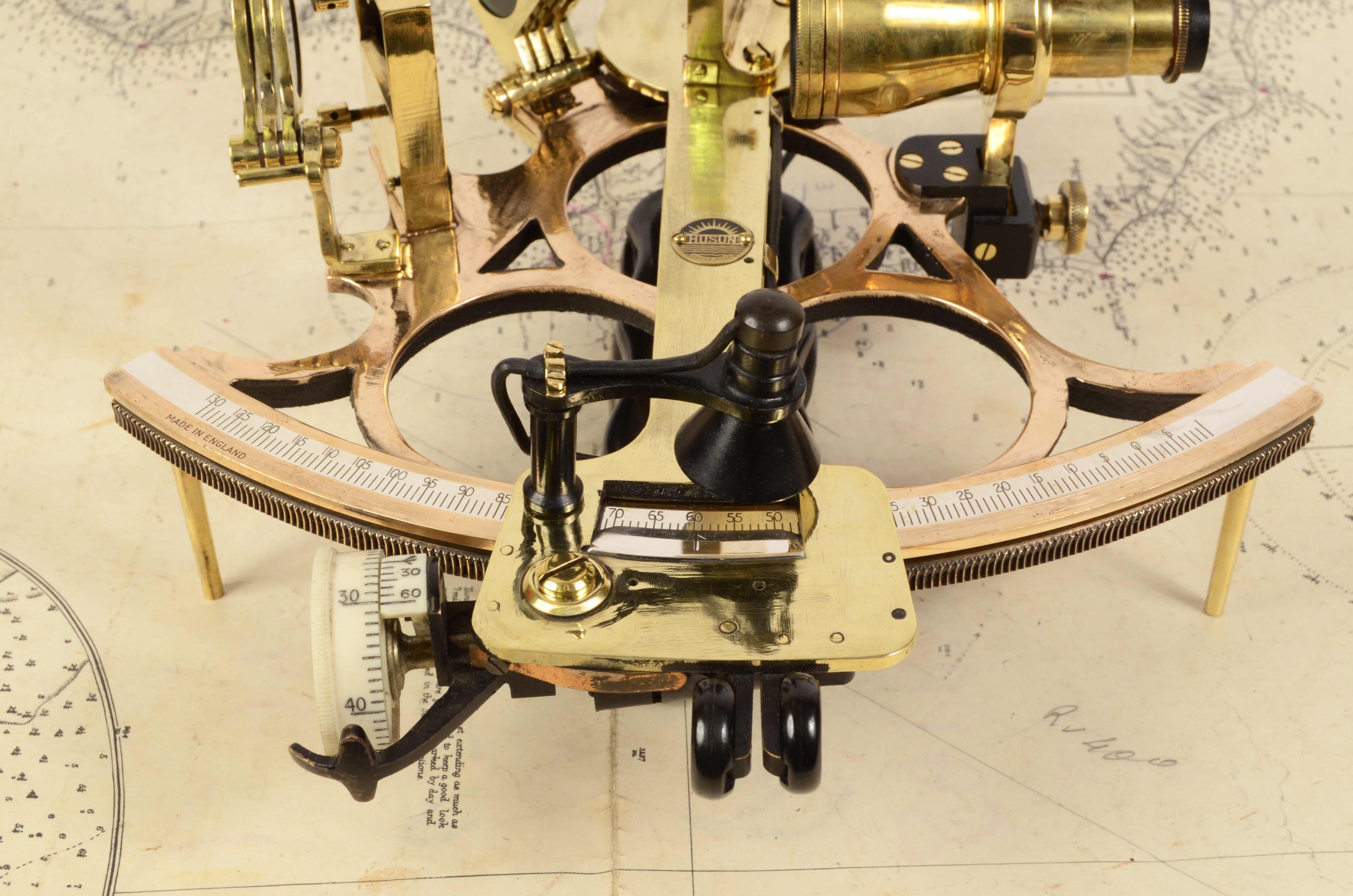 Instrument de navigation maritime ancien sextant en laiton des années 1930 de H. Hughes & Son 3
