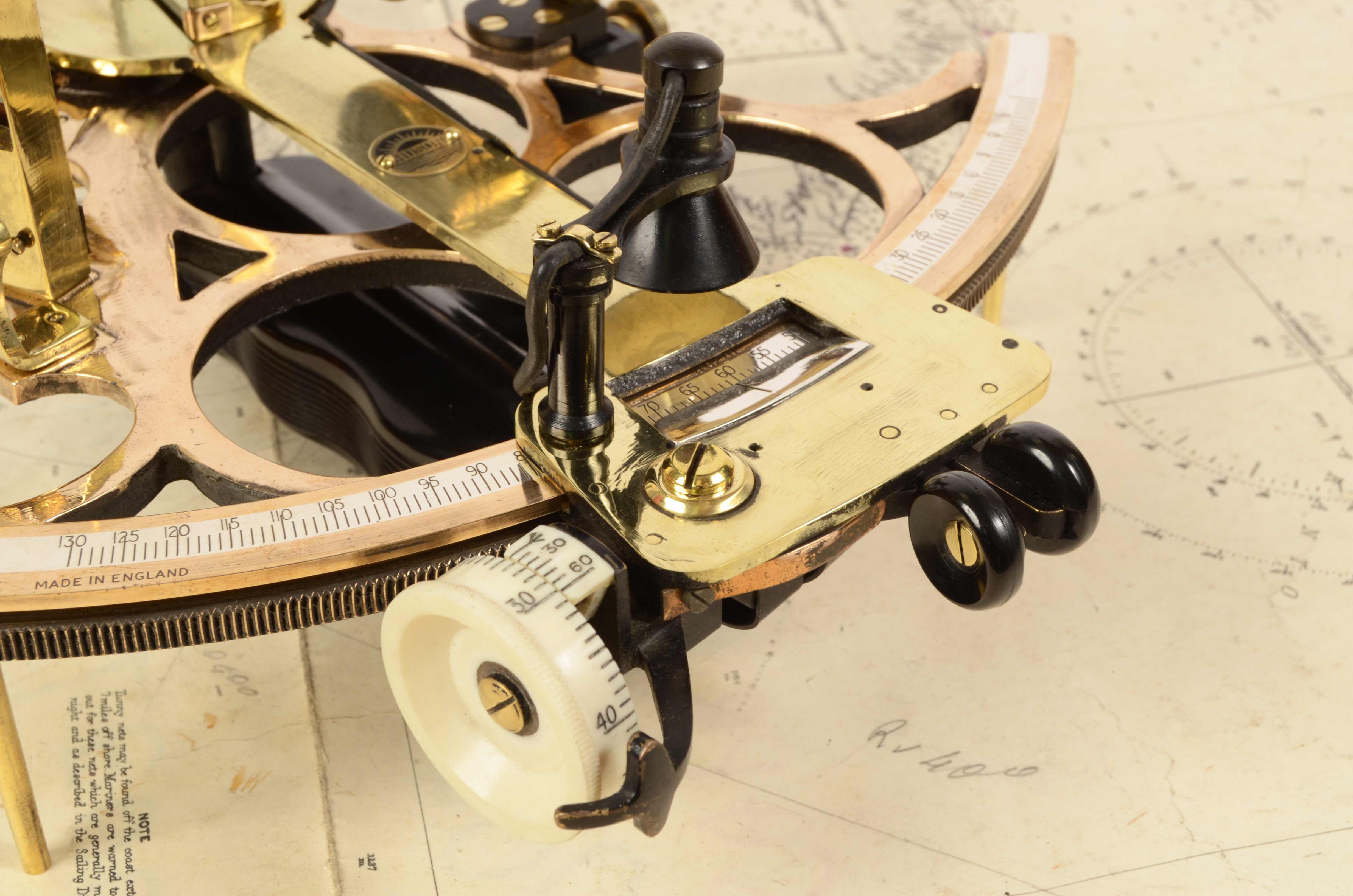 Instrument de navigation maritime ancien sextant en laiton des années 1930 de H. Hughes & Son 4