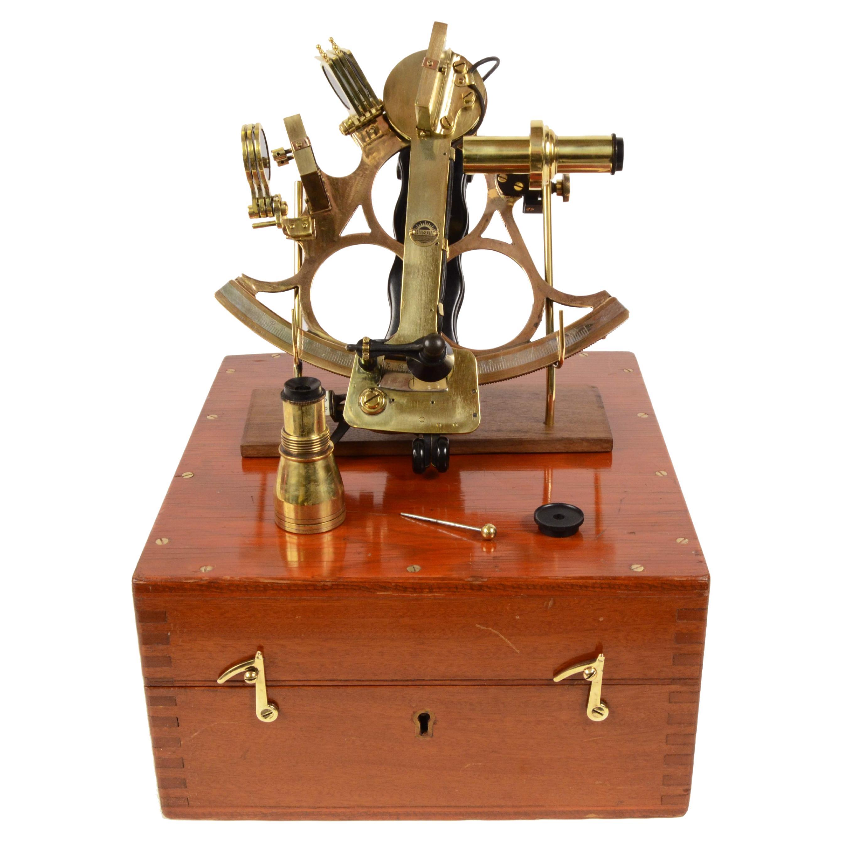 Instrument de navigation maritime ancien sextant en laiton des années 1930 de H. Hughes &amp; Son