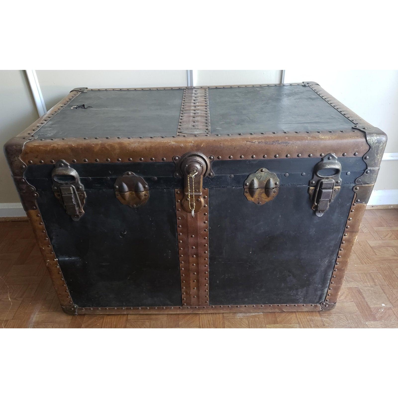 For your consideration is a 1930s Breakless Co. Steamers trunk with functional original lock and key. Made out of leather, fiber, pine wood, steel. Good vintage condition with leather side Handles not functional and top cover loss spot as pictured.